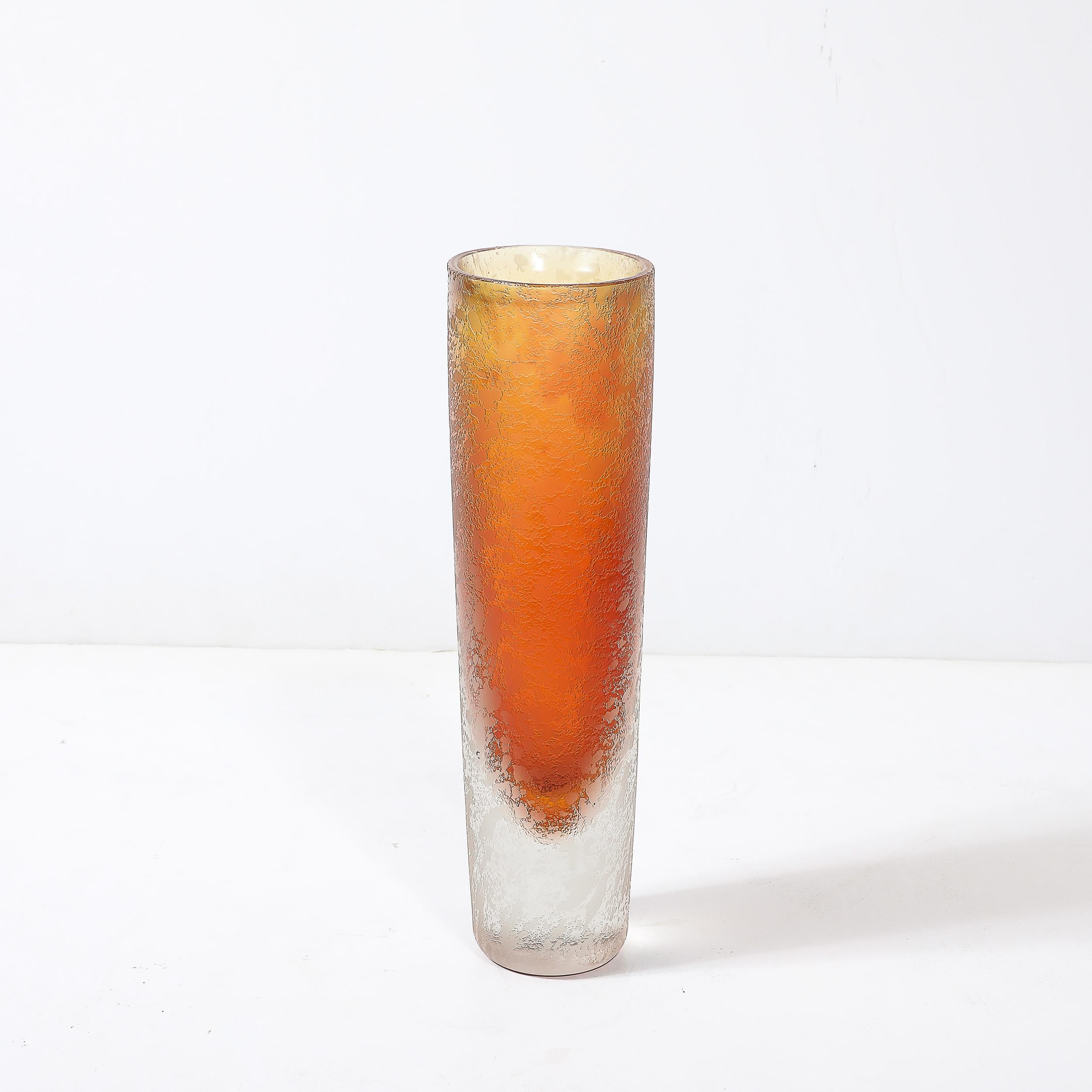 Mid-Century Modernist Hand-Blown Murano Glass Vase in Apricot W/ Mottled Texture en vente 3