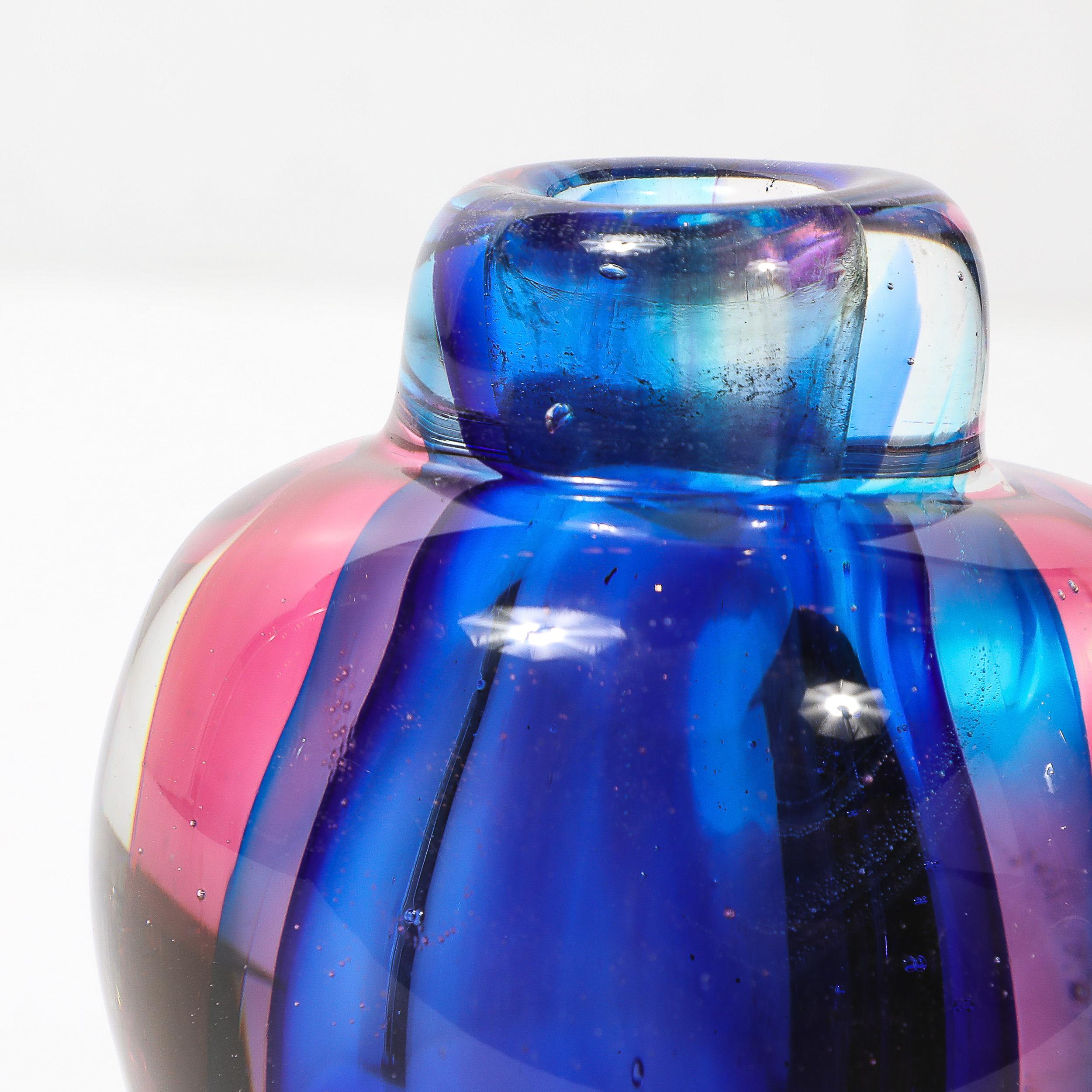 Vase moderniste du milieu du siècle dernier en verre de Murano soufflé à la main avec détails Sommerso en vente 1