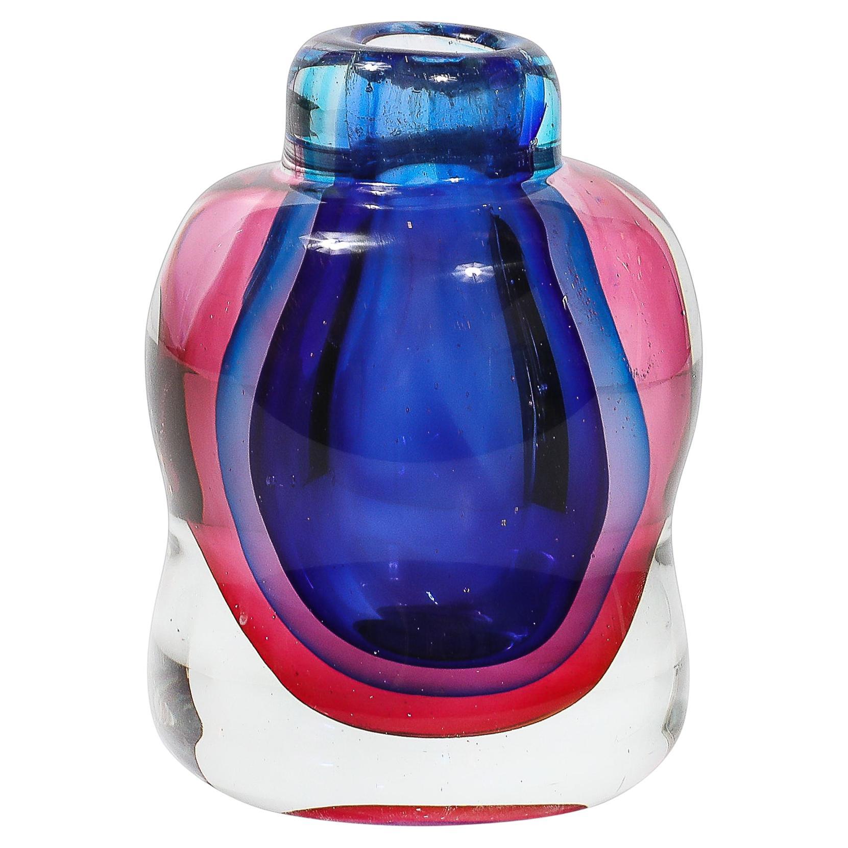 Vase moderniste du milieu du siècle dernier en verre de Murano soufflé à la main avec détails Sommerso