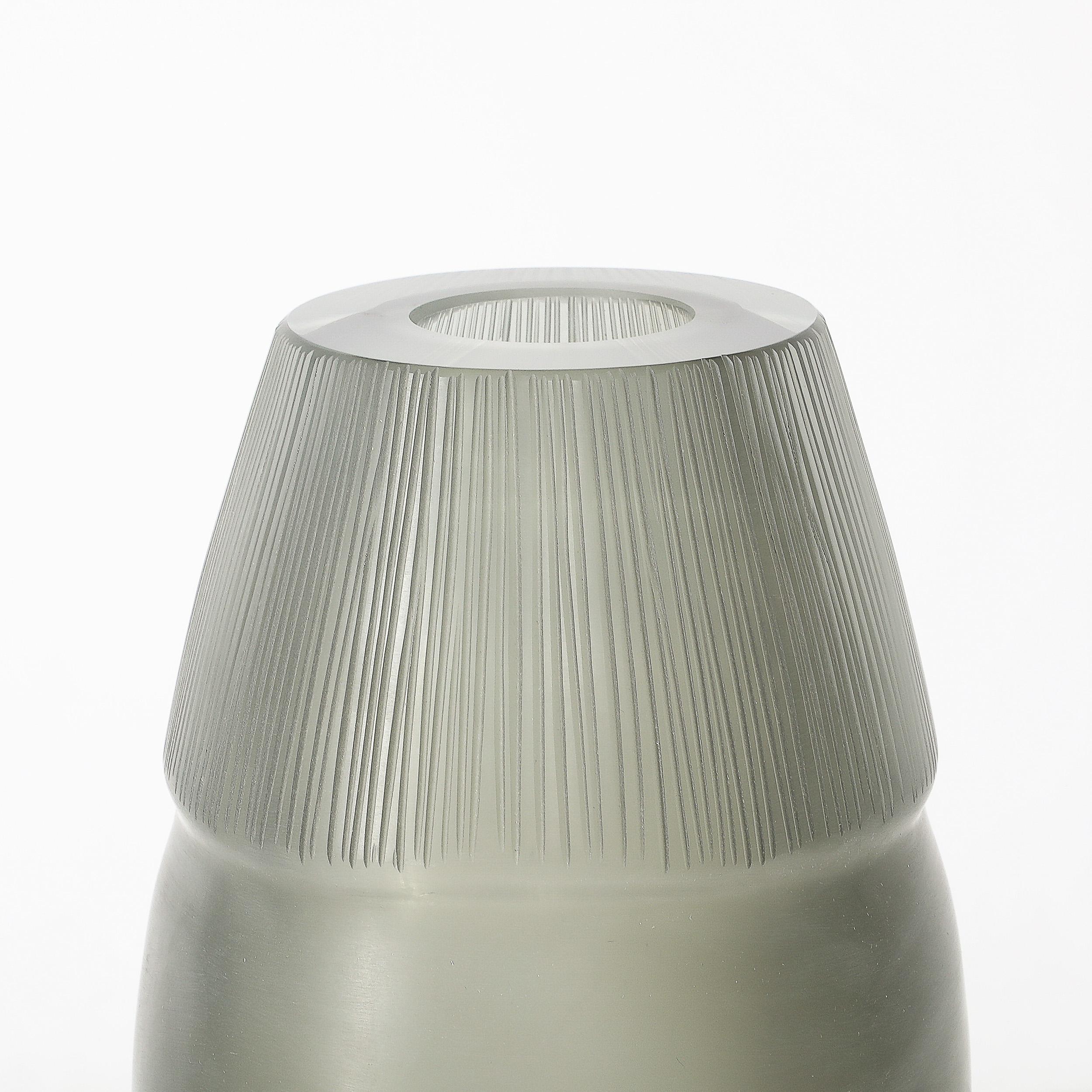 Vase moderniste du milieu du siècle dernier en verre de Murano soufflé à la main avec détails sculptés en vente 3