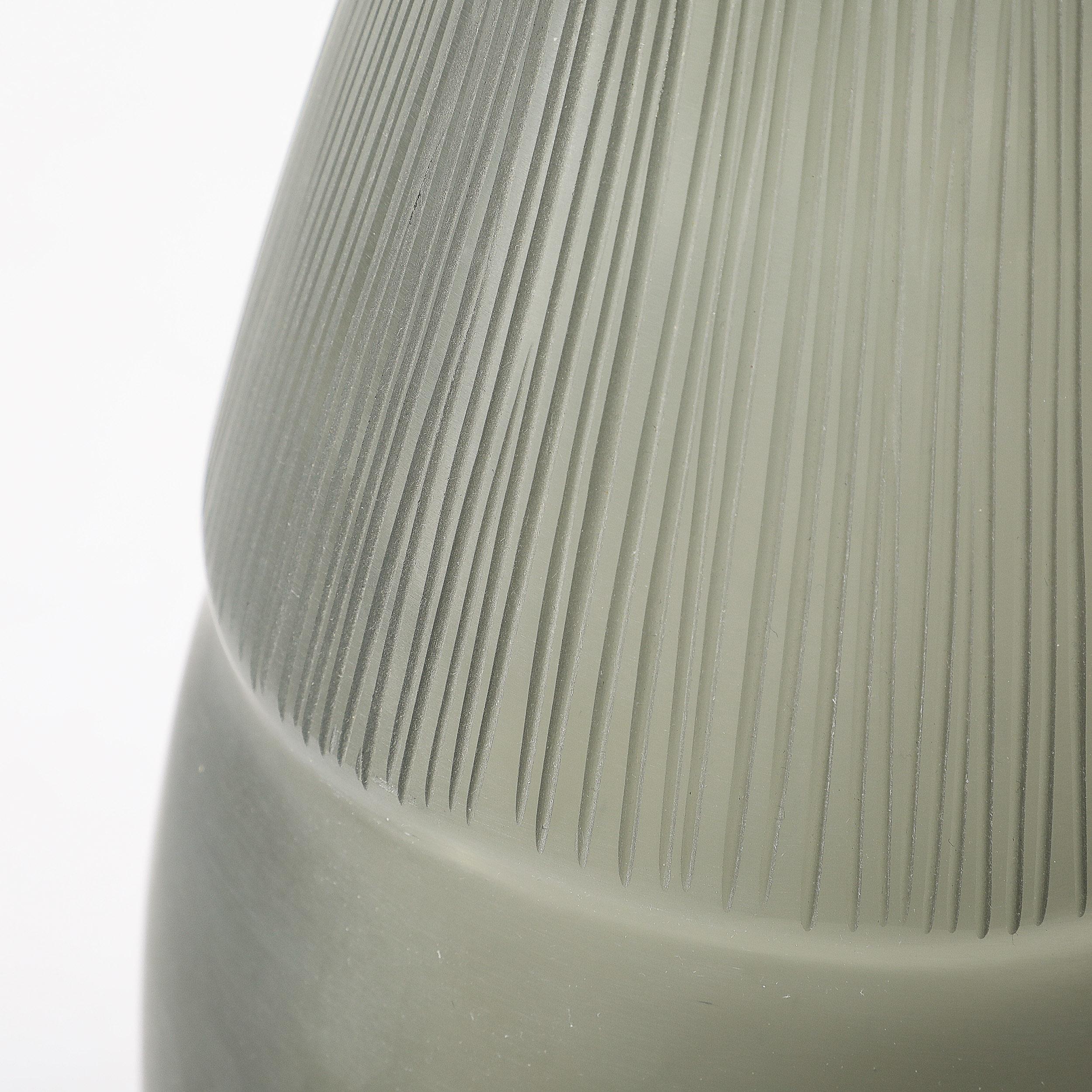 Vase moderniste du milieu du siècle dernier en verre de Murano soufflé à la main avec détails sculptés en vente 4
