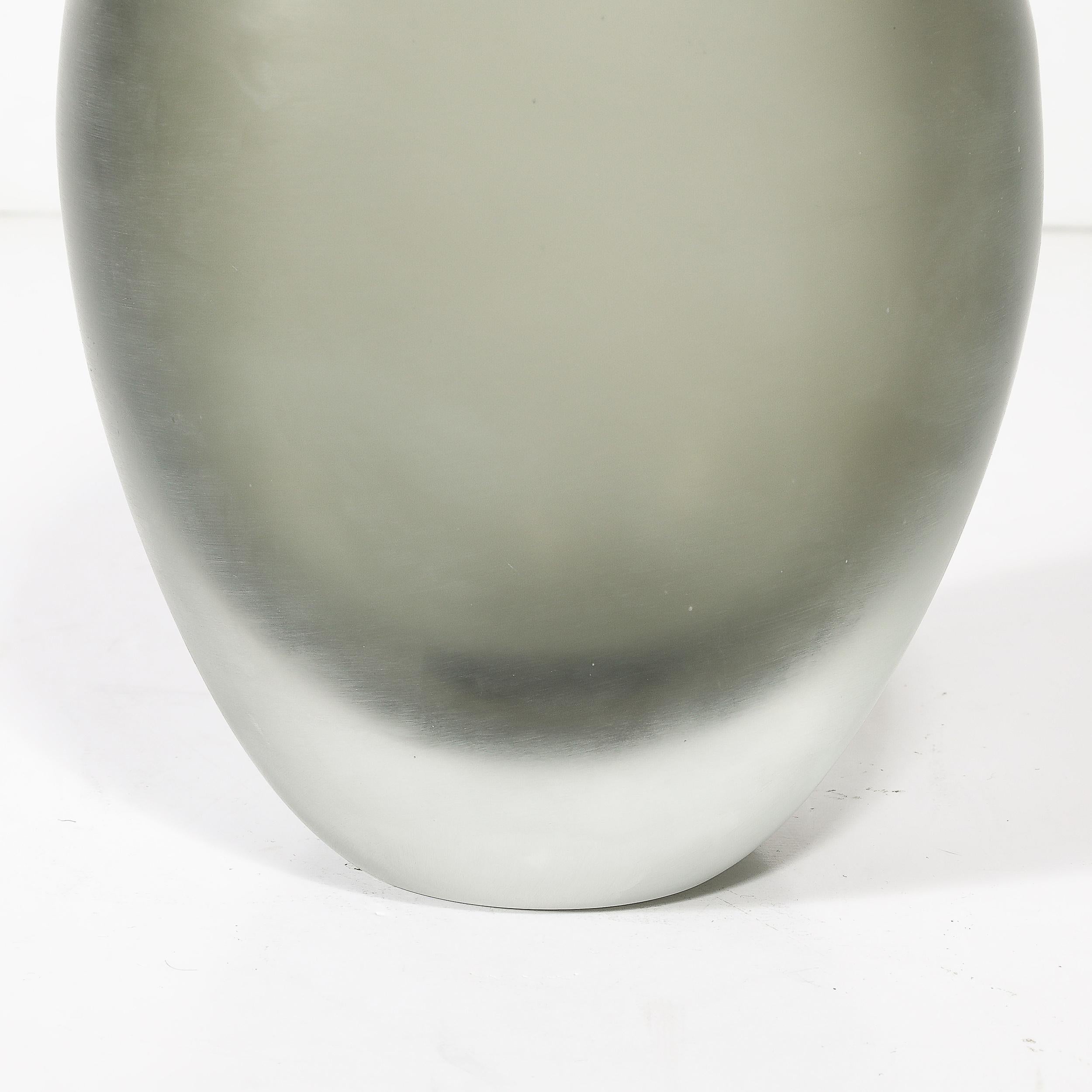 Vase moderniste du milieu du siècle dernier en verre de Murano soufflé à la main avec détails sculptés en vente 5