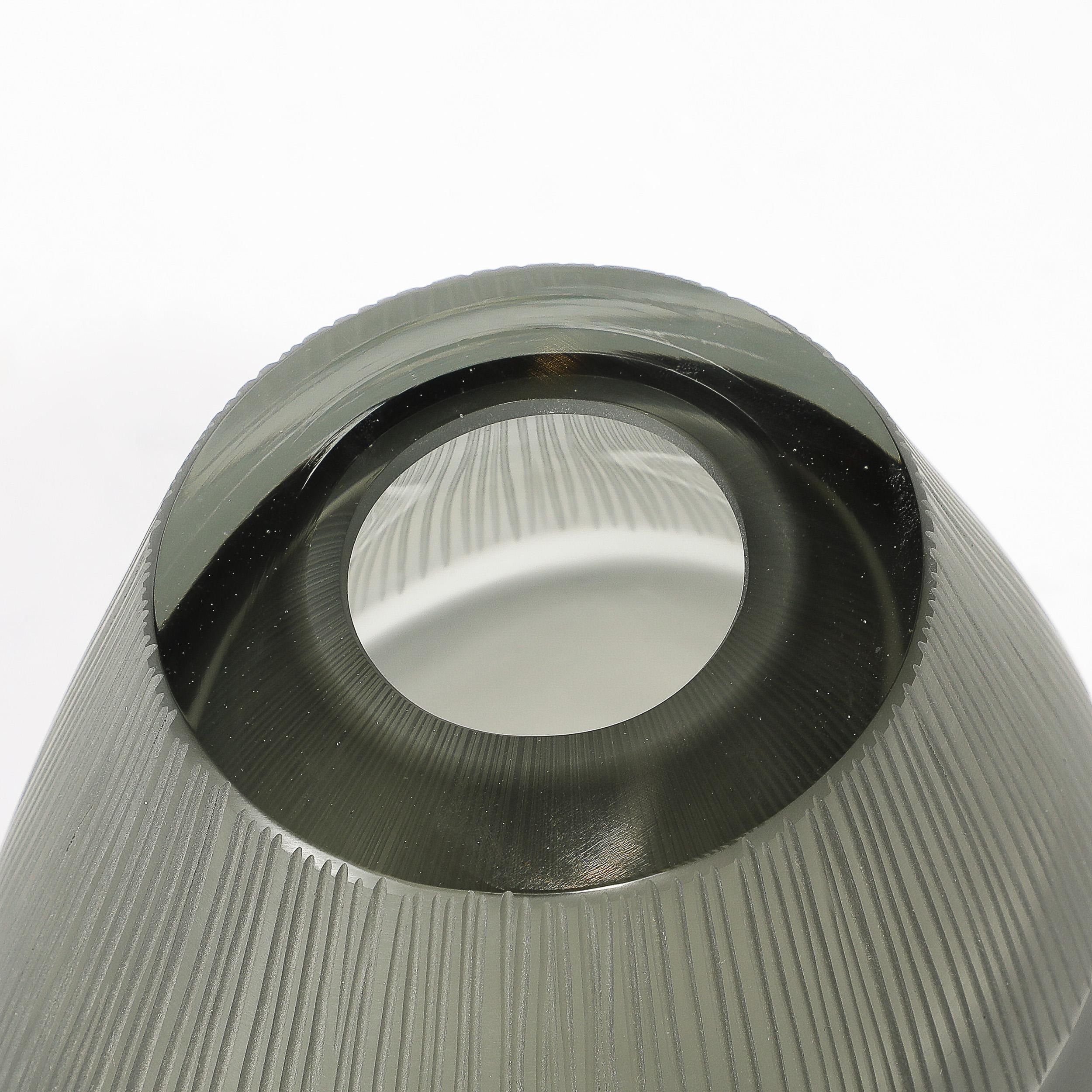 Vase moderniste du milieu du siècle dernier en verre de Murano soufflé à la main avec détails sculptés en vente 6
