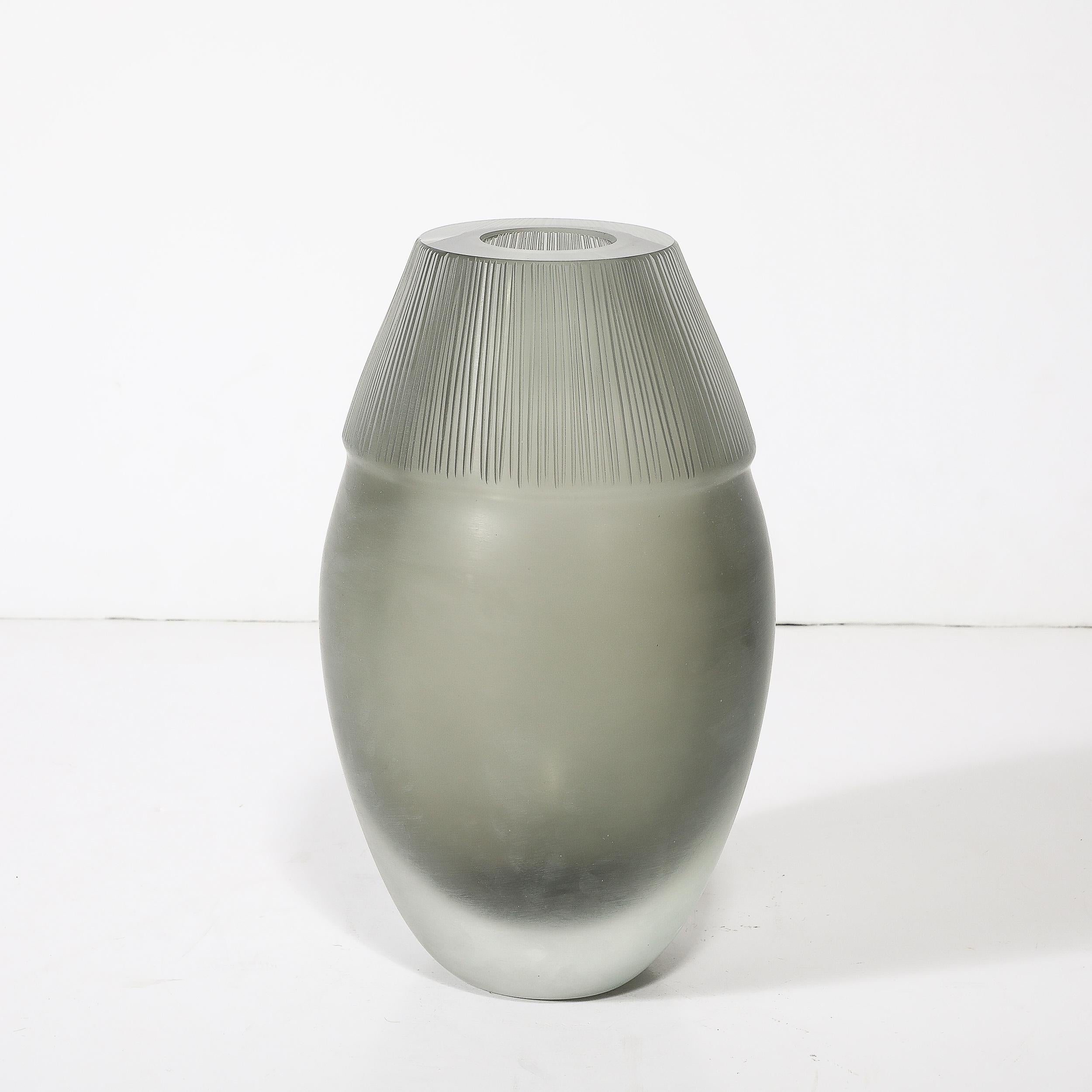 Vase moderniste du milieu du siècle dernier en verre de Murano soufflé à la main avec détails sculptés en vente 7