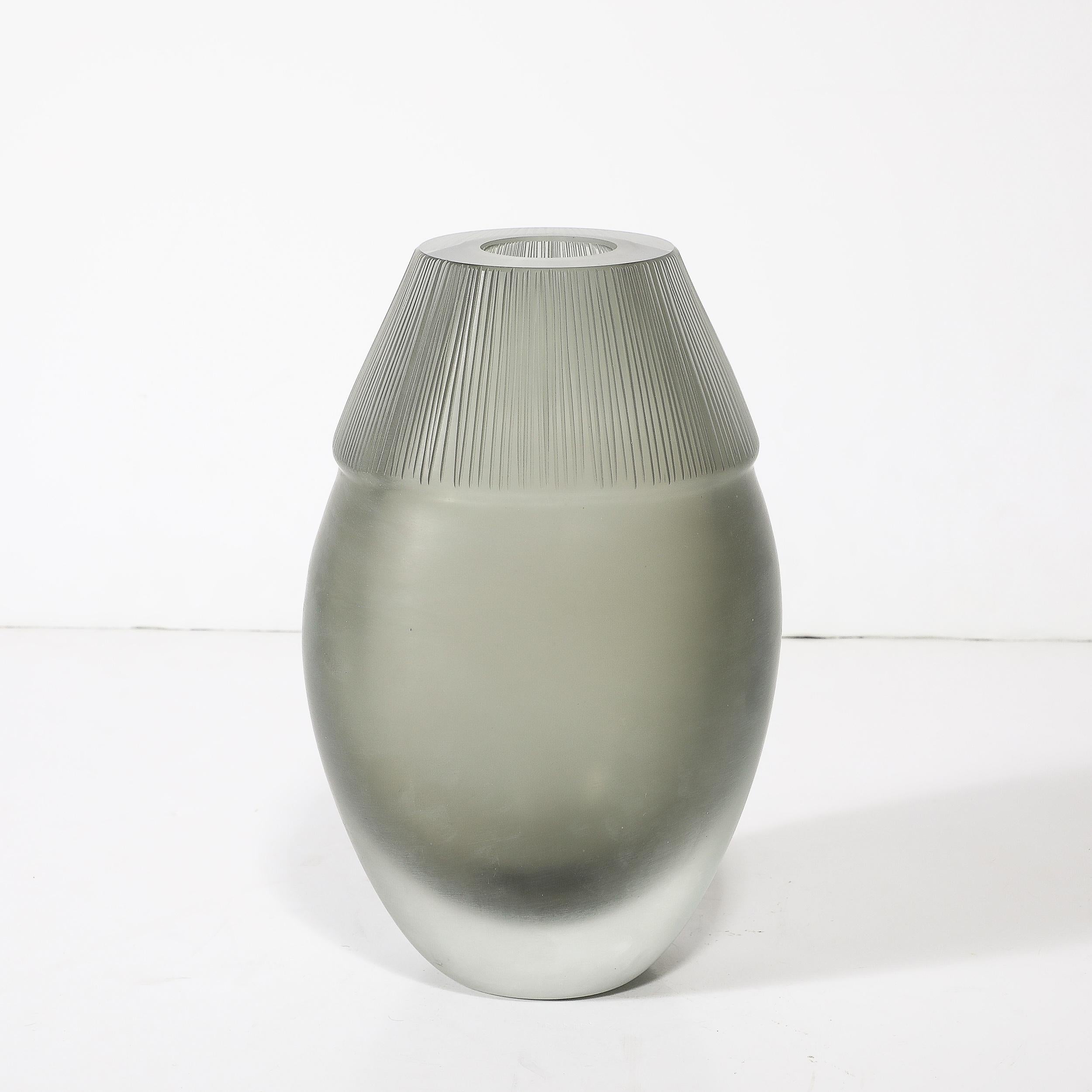 Vase moderniste du milieu du siècle dernier en verre de Murano soufflé à la main avec détails sculptés en vente 8