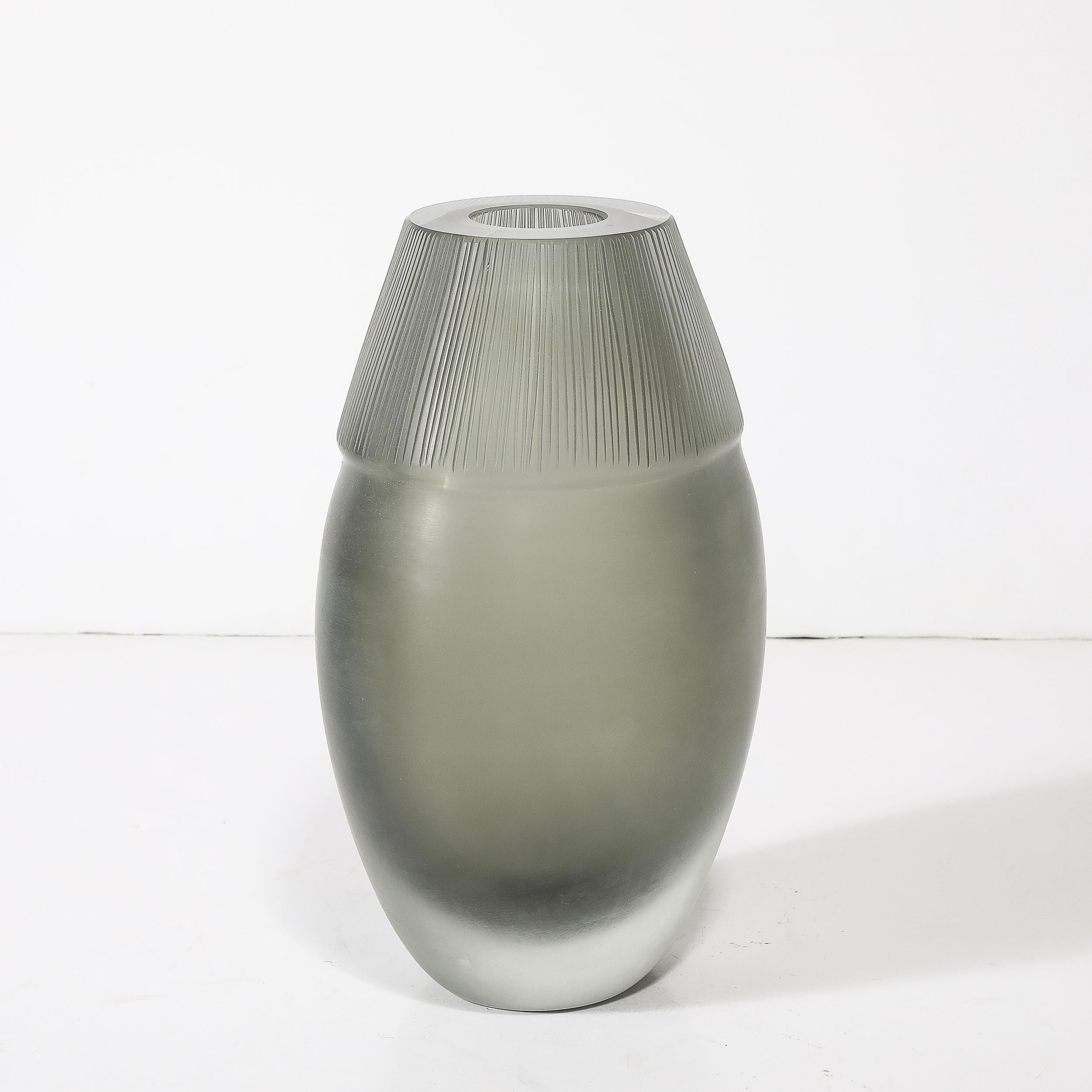 Cet exquis vase en verre fumé de Murano, soufflé à la main et de style moderniste du milieu du siècle, est un exemple stupéfiant de l'artisanat italien du XXe siècle. Originaire de la célèbre région verrière de Murano, ce vase allie sans peine forme