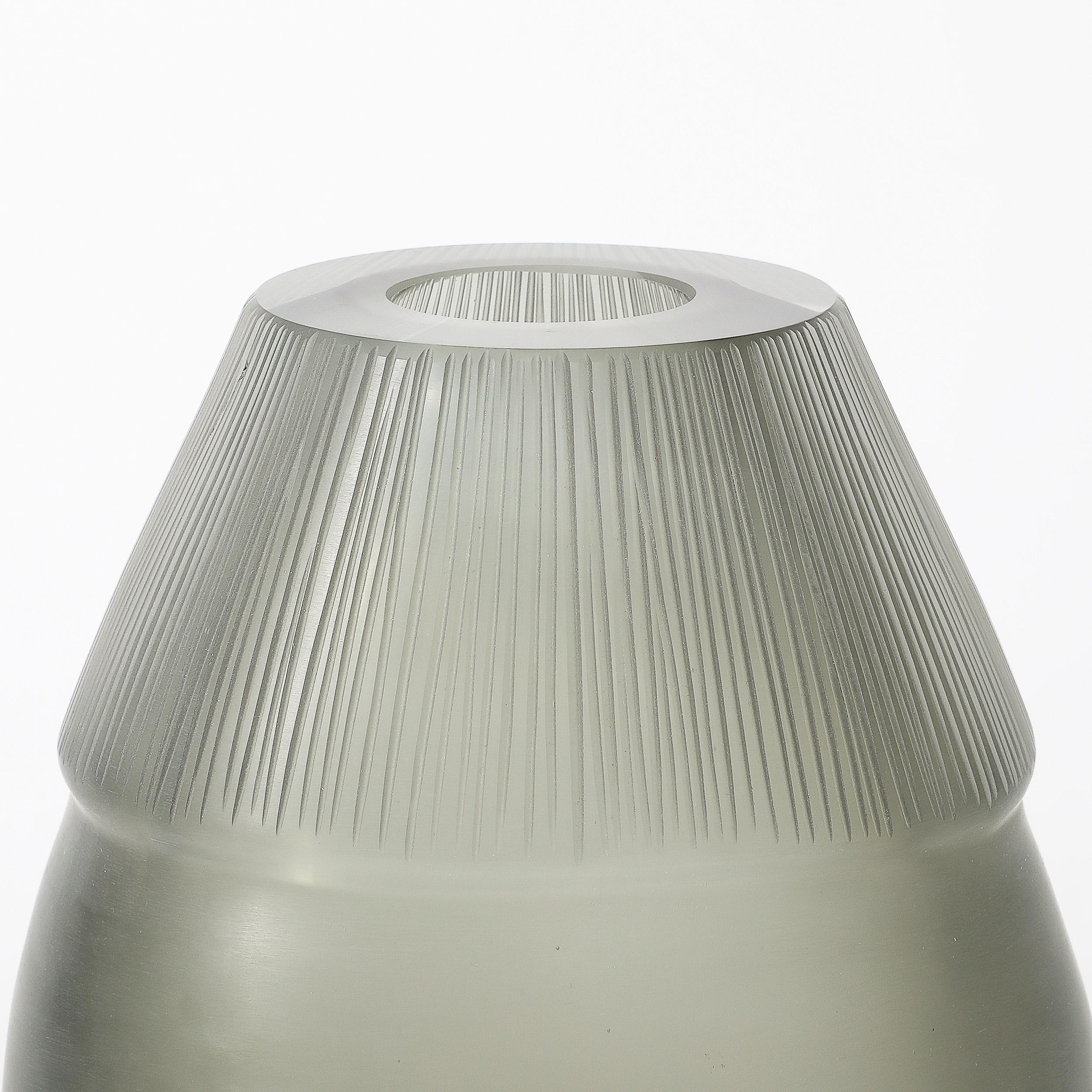 Mid-Century Modern Vase moderniste du milieu du siècle dernier en verre de Murano soufflé à la main avec détails sculptés en vente
