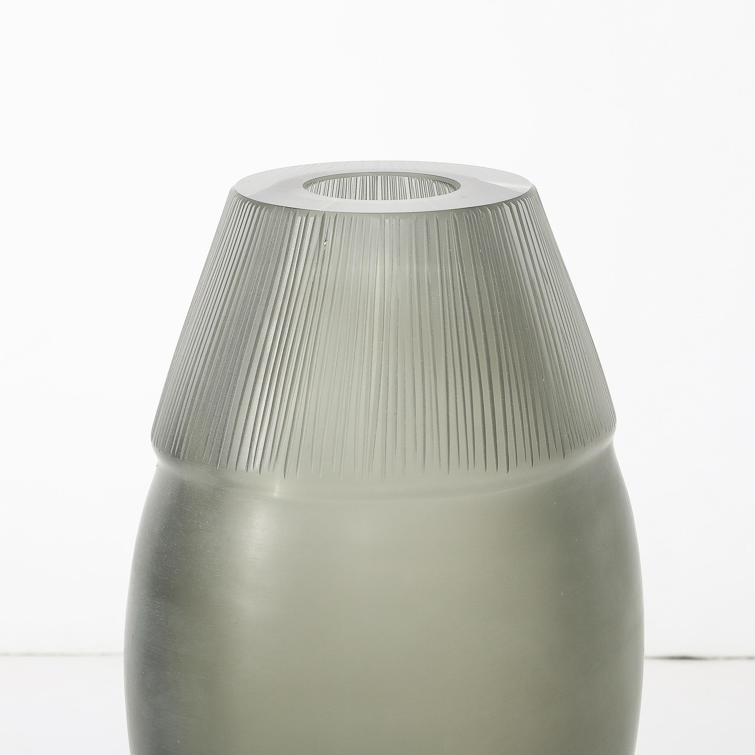 italien Vase moderniste du milieu du siècle dernier en verre de Murano soufflé à la main avec détails sculptés en vente