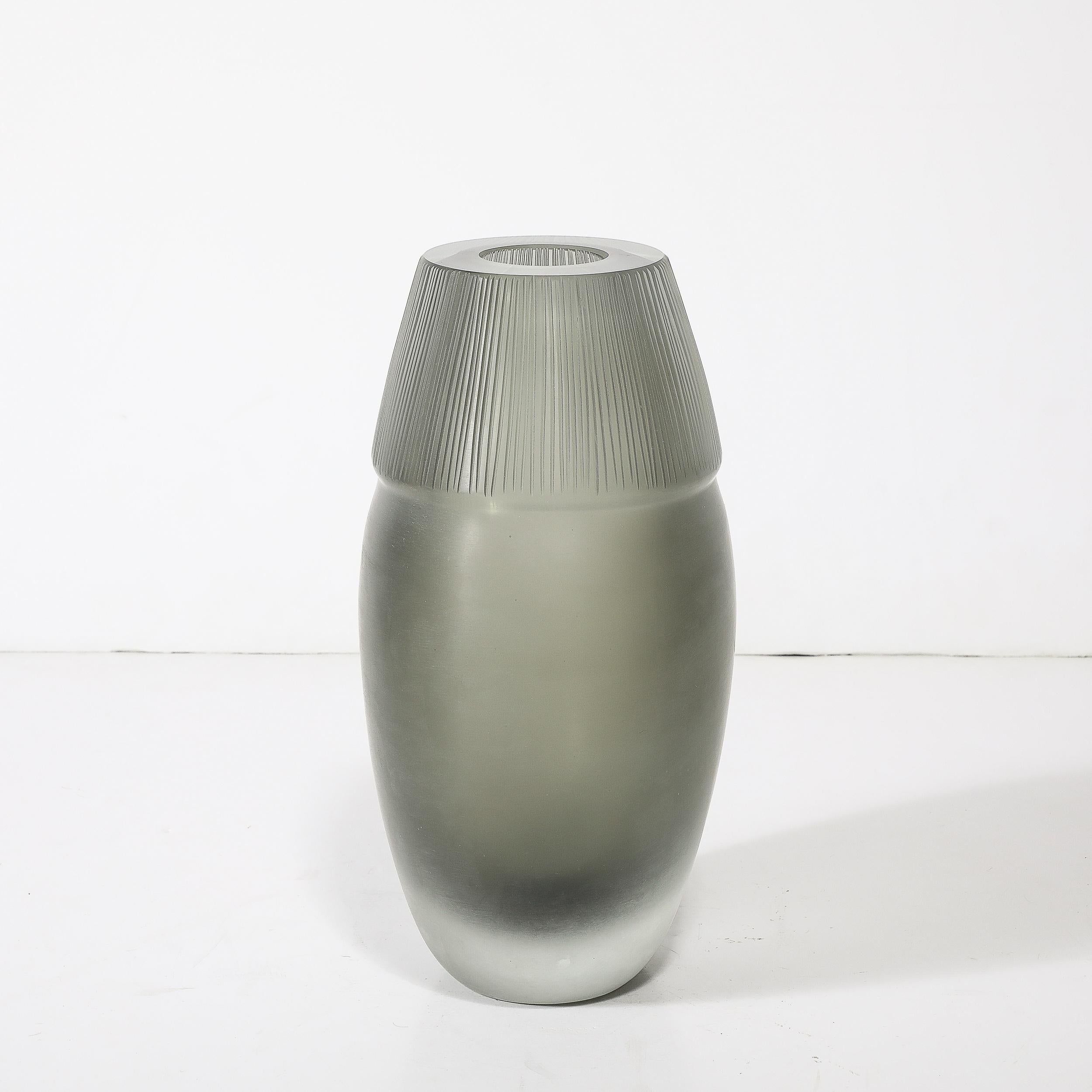 Vase moderniste du milieu du siècle dernier en verre de Murano soufflé à la main avec détails sculptés Excellent état - En vente à New York, NY