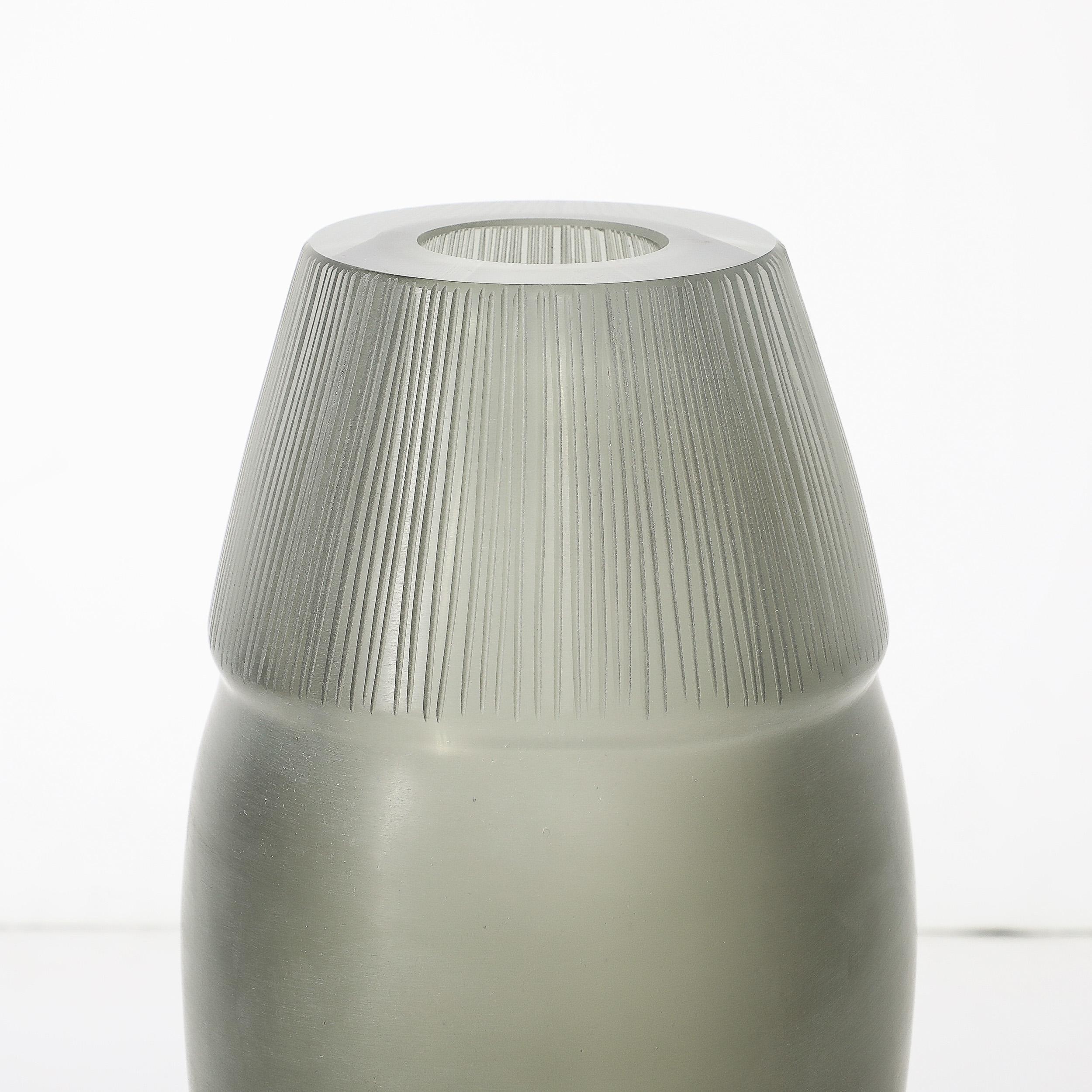 20ième siècle Vase moderniste du milieu du siècle dernier en verre de Murano soufflé à la main avec détails sculptés en vente