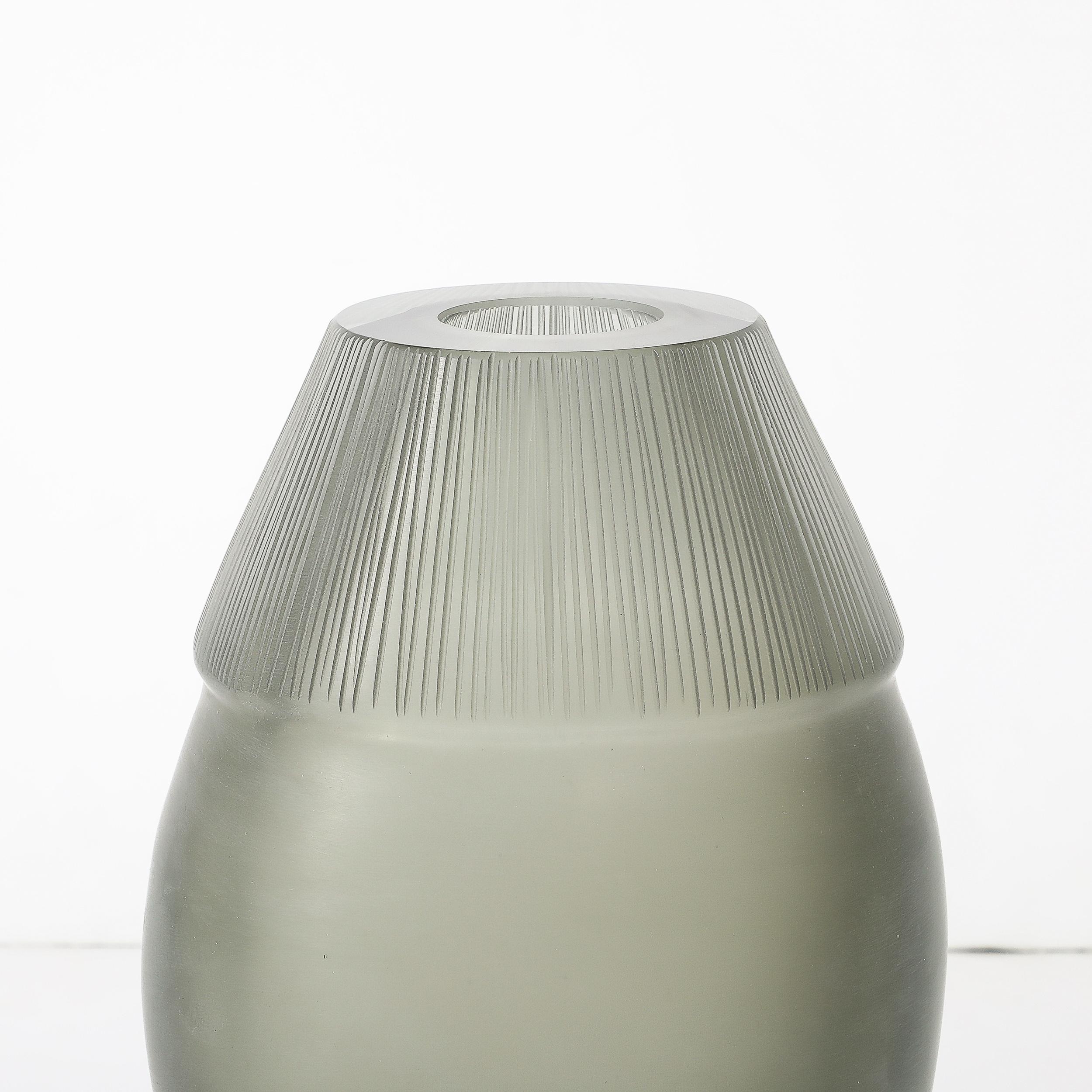 Verre de Murano Vase moderniste du milieu du siècle dernier en verre de Murano soufflé à la main avec détails sculptés en vente