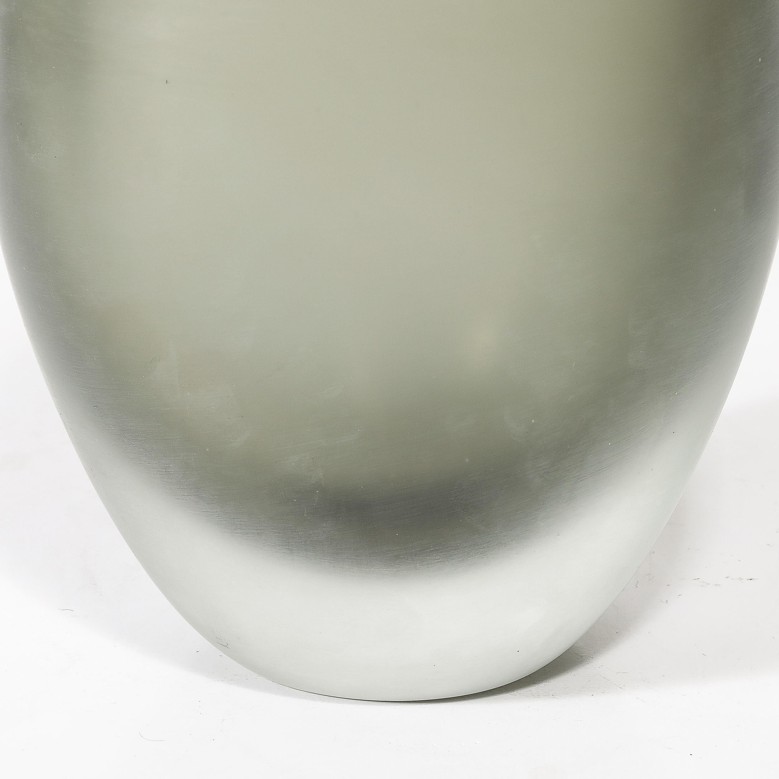 Vase moderniste du milieu du siècle dernier en verre de Murano soufflé à la main avec détails sculptés en vente 1