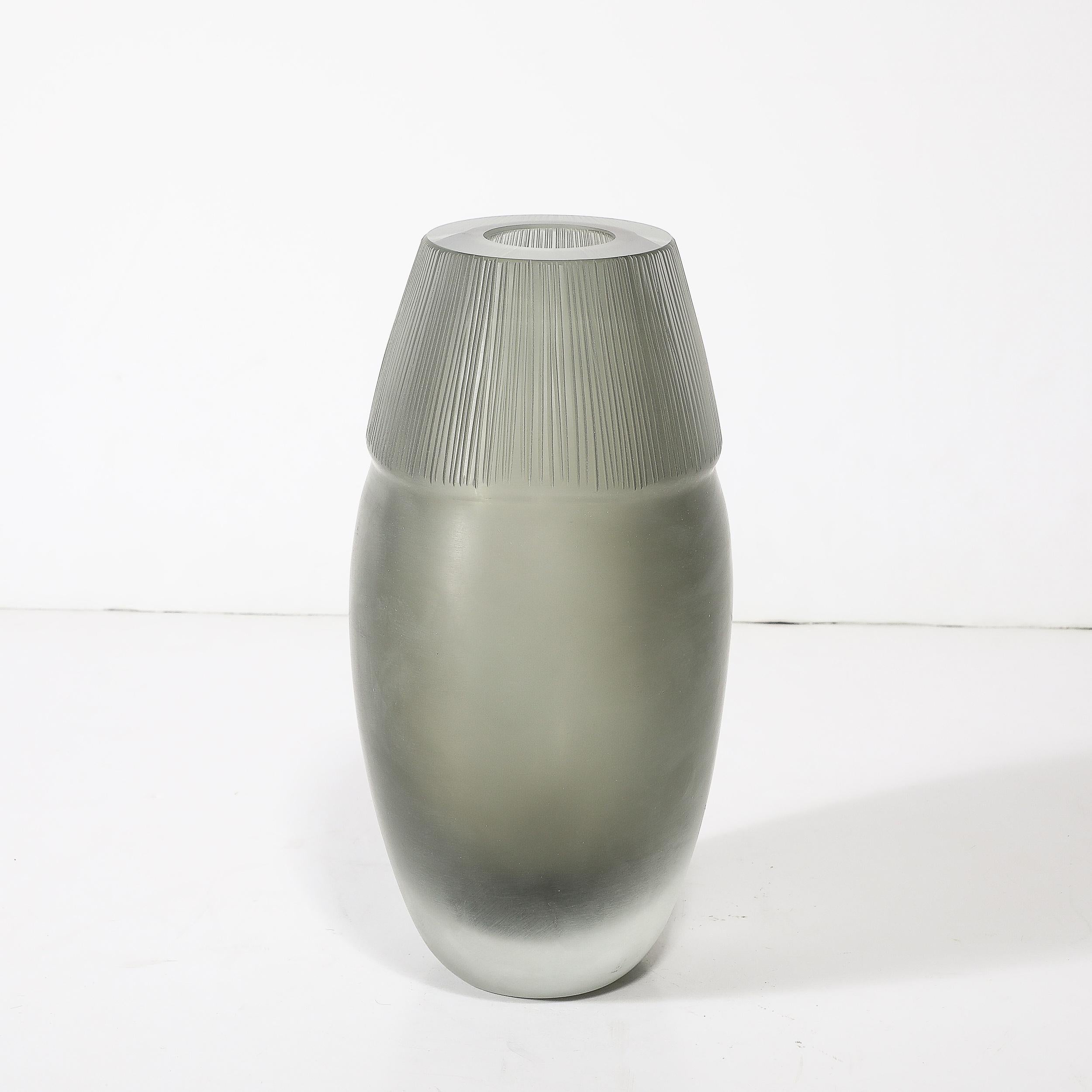 Vase moderniste du milieu du siècle dernier en verre de Murano soufflé à la main avec détails sculptés en vente 2
