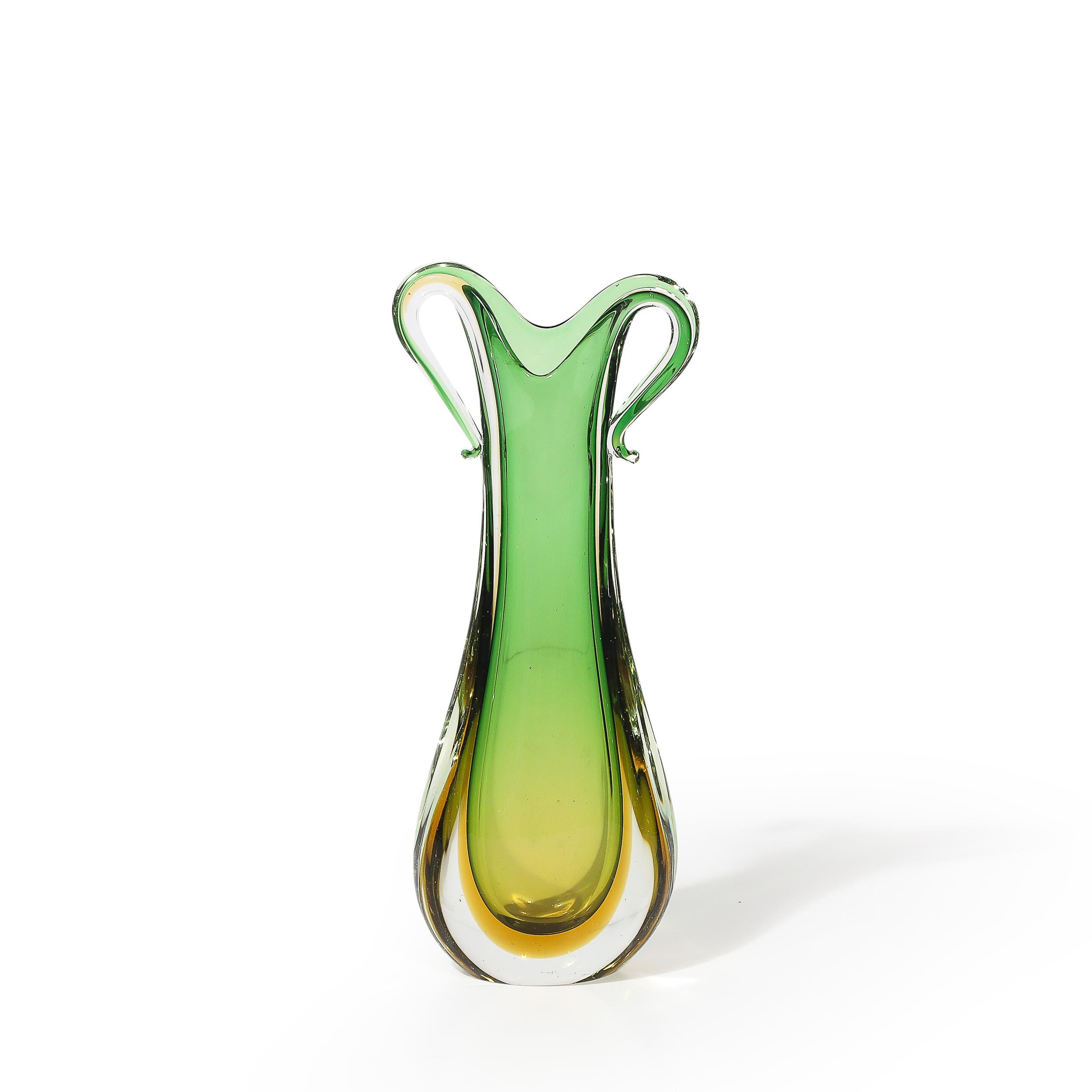 Ce superbe verre de Murano Sommerso soufflé à la main dans des teintes émeraude et ambre, originaire d'Italie et datant de la fin des années 1960, est un brillant exemple des motifs et des techniques de conception du verre d'art traditionnel de