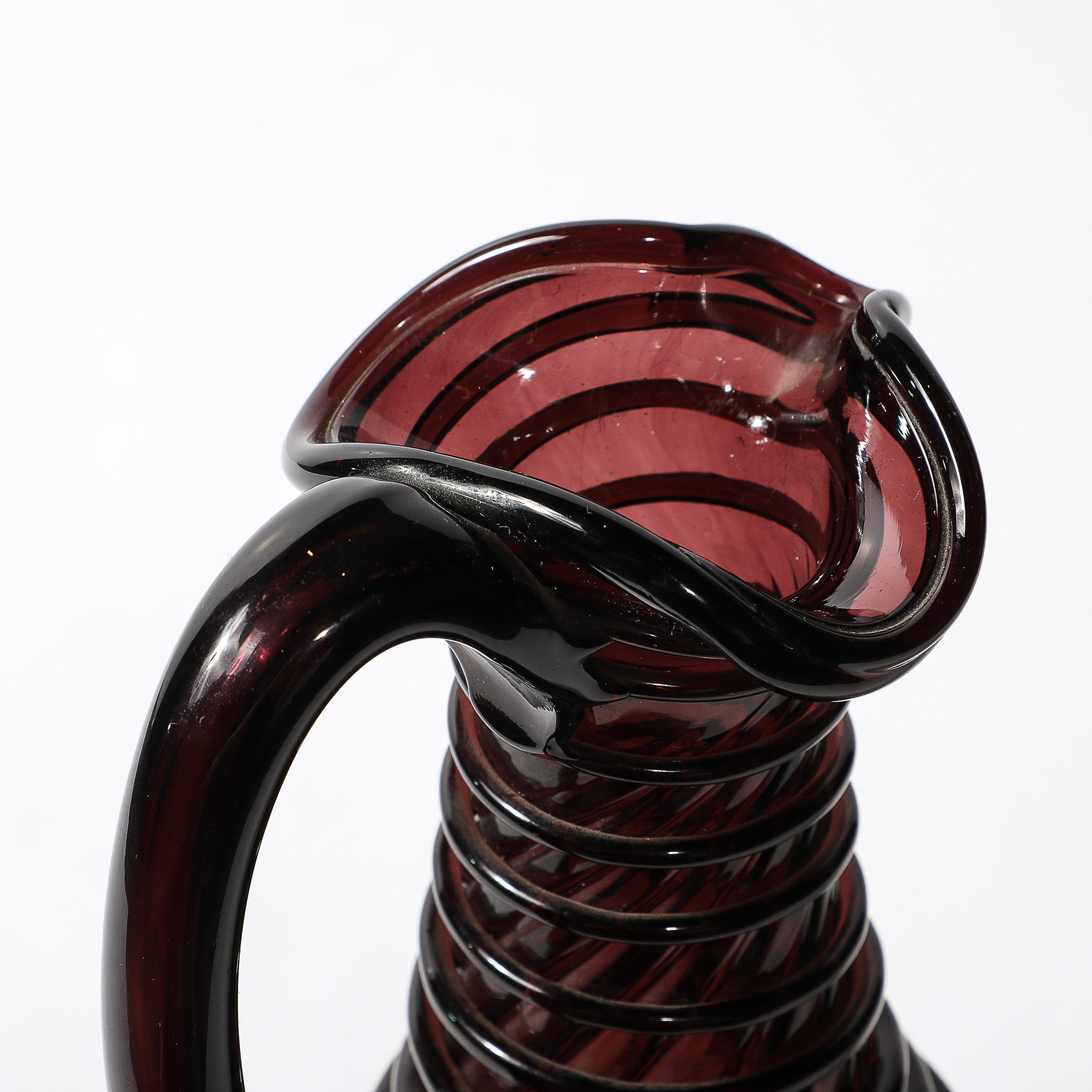 Pichet moderniste du milieu du siècle en verre améthyste fumé soufflé à la main avec détails en spirale en vente 3