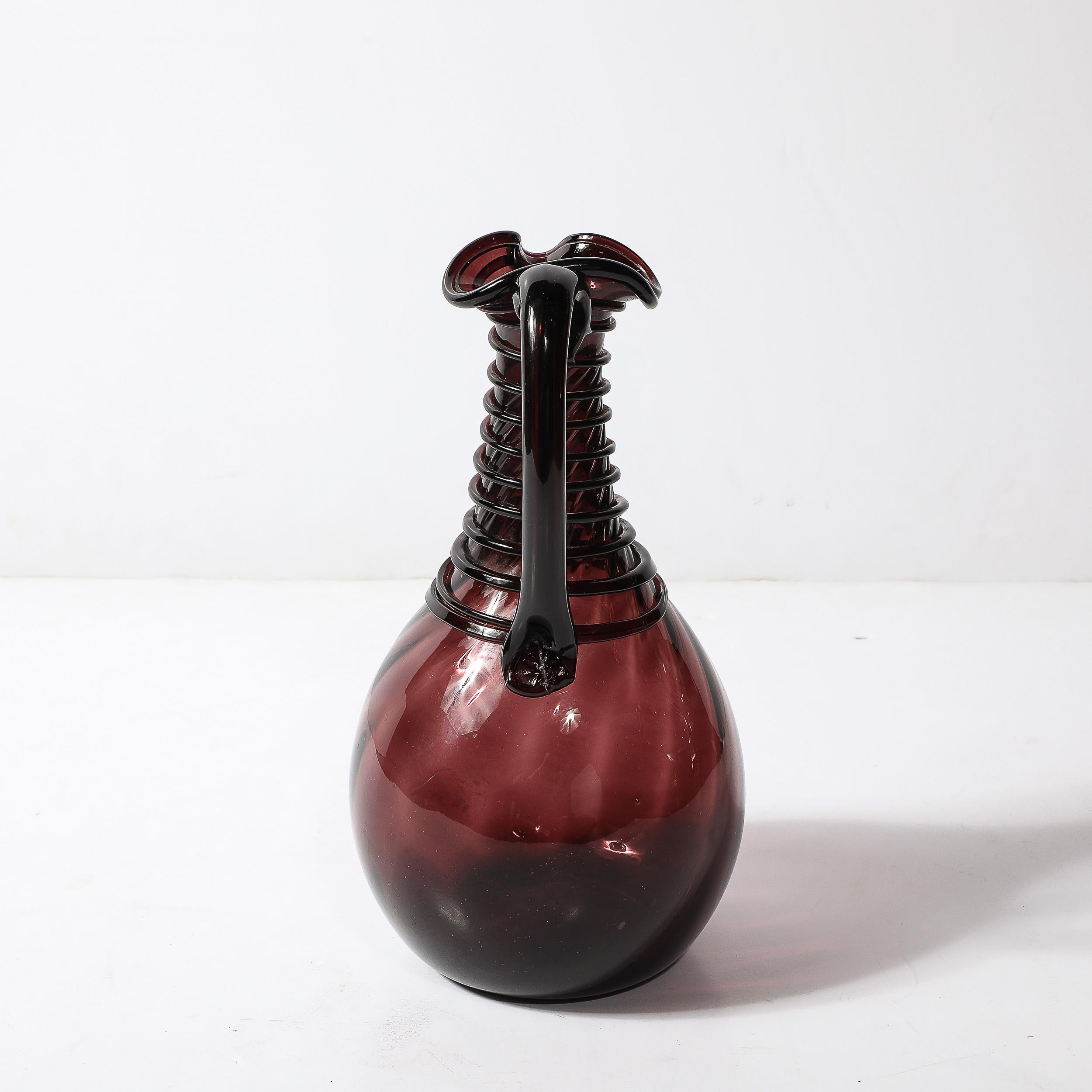 Pichet moderniste du milieu du siècle en verre améthyste fumé soufflé à la main avec détails en spirale en vente 4
