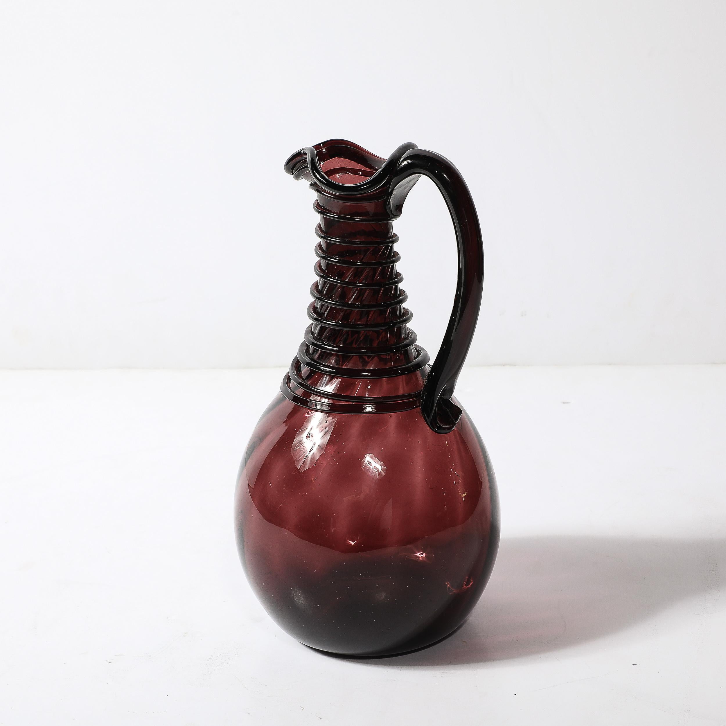 Pichet moderniste du milieu du siècle en verre améthyste fumé soufflé à la main avec détails en spirale en vente 5