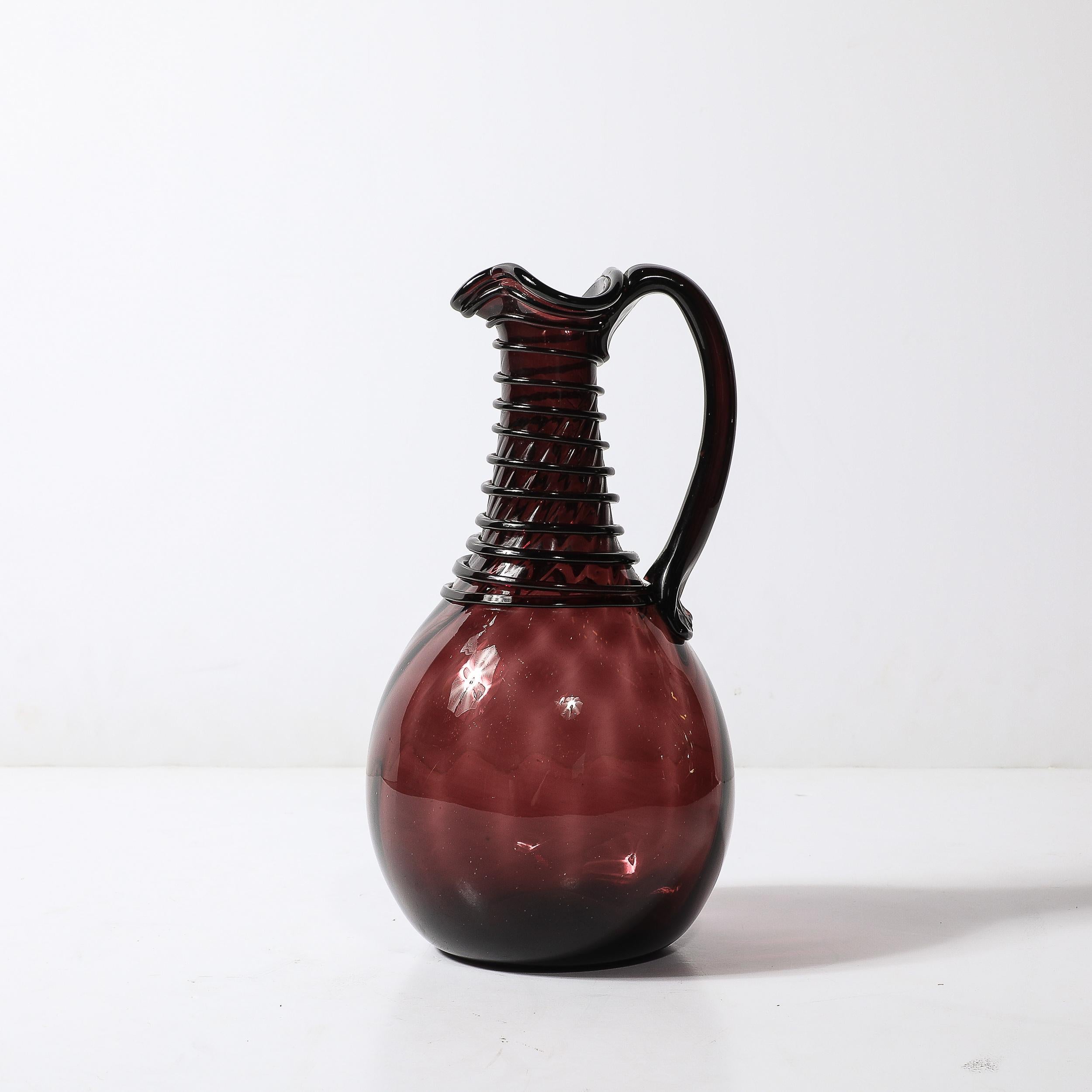 Pichet moderniste du milieu du siècle en verre améthyste fumé soufflé à la main avec détails en spirale en vente 6