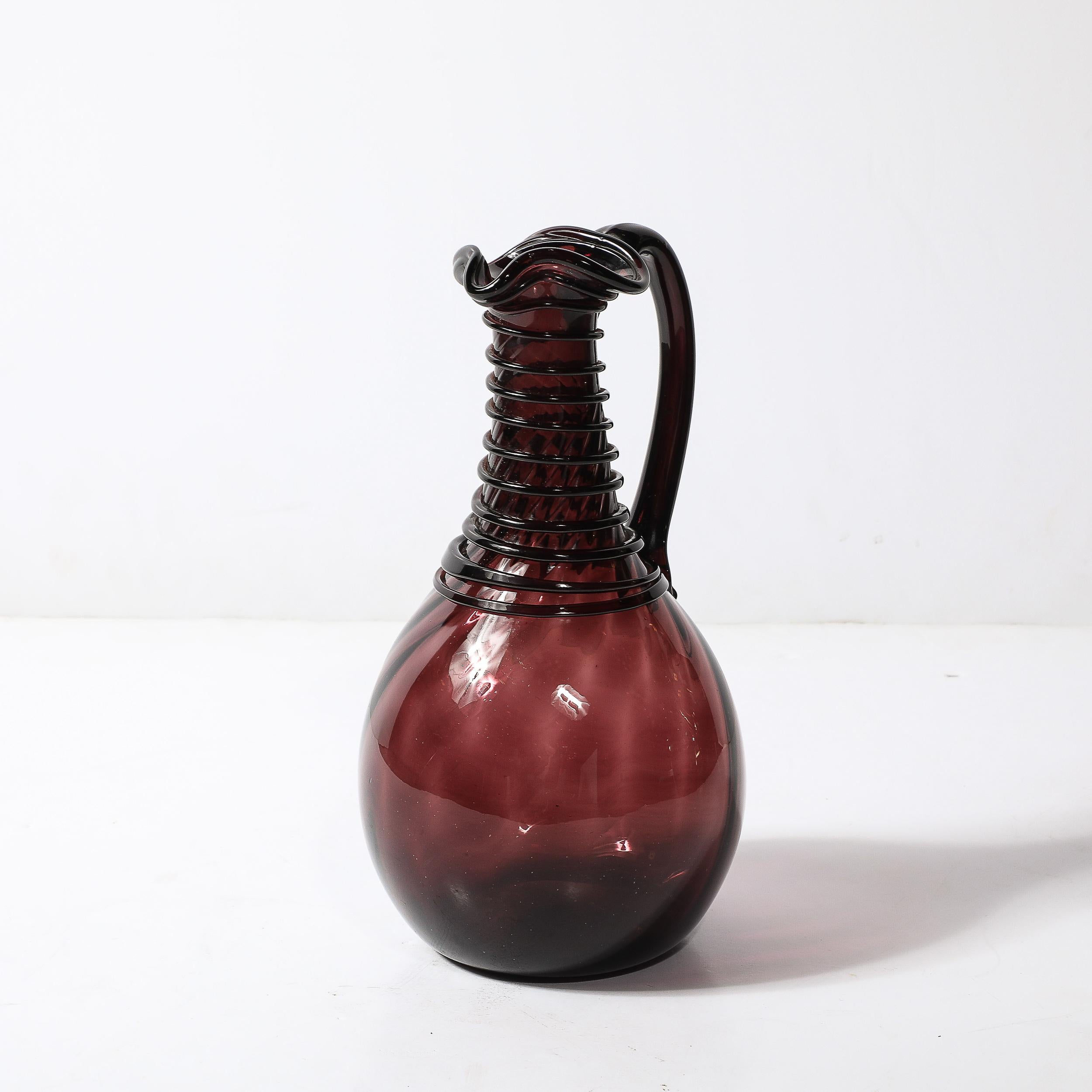 Mid-Century Modern Pichet moderniste du milieu du siècle en verre améthyste fumé soufflé à la main avec détails en spirale en vente