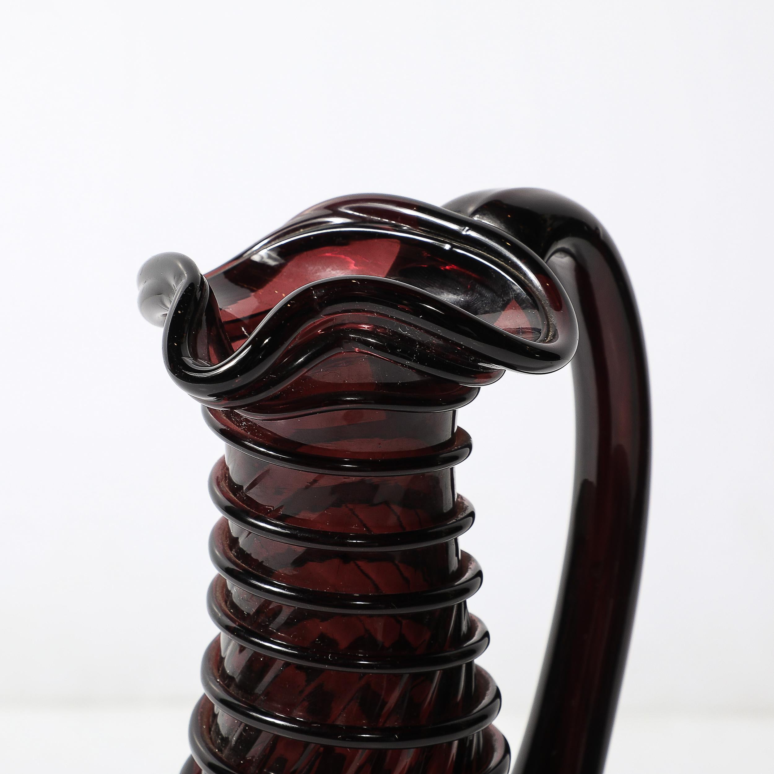 italien Pichet moderniste du milieu du siècle en verre améthyste fumé soufflé à la main avec détails en spirale en vente