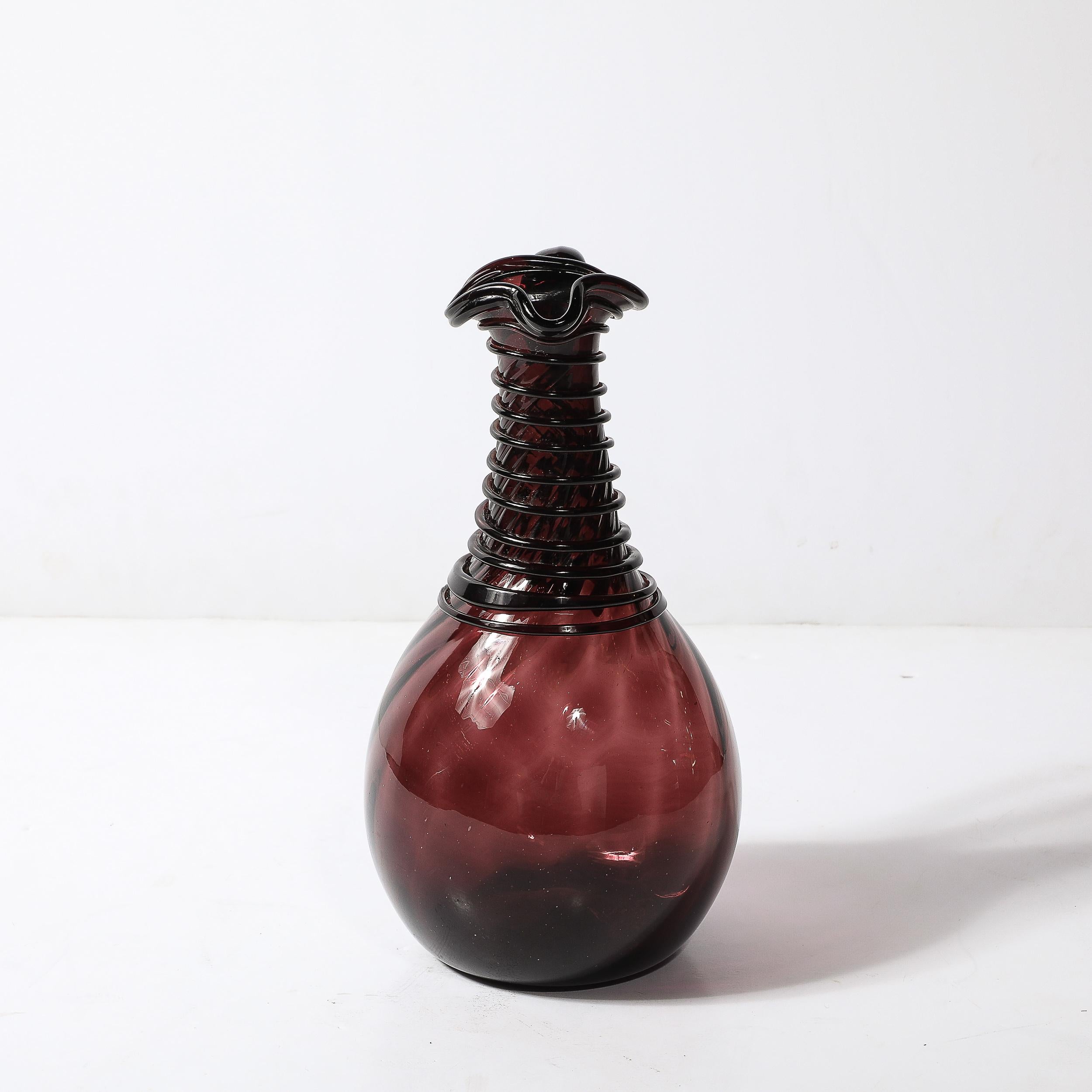 Pichet moderniste du milieu du siècle en verre améthyste fumé soufflé à la main avec détails en spirale Excellent état - En vente à New York, NY