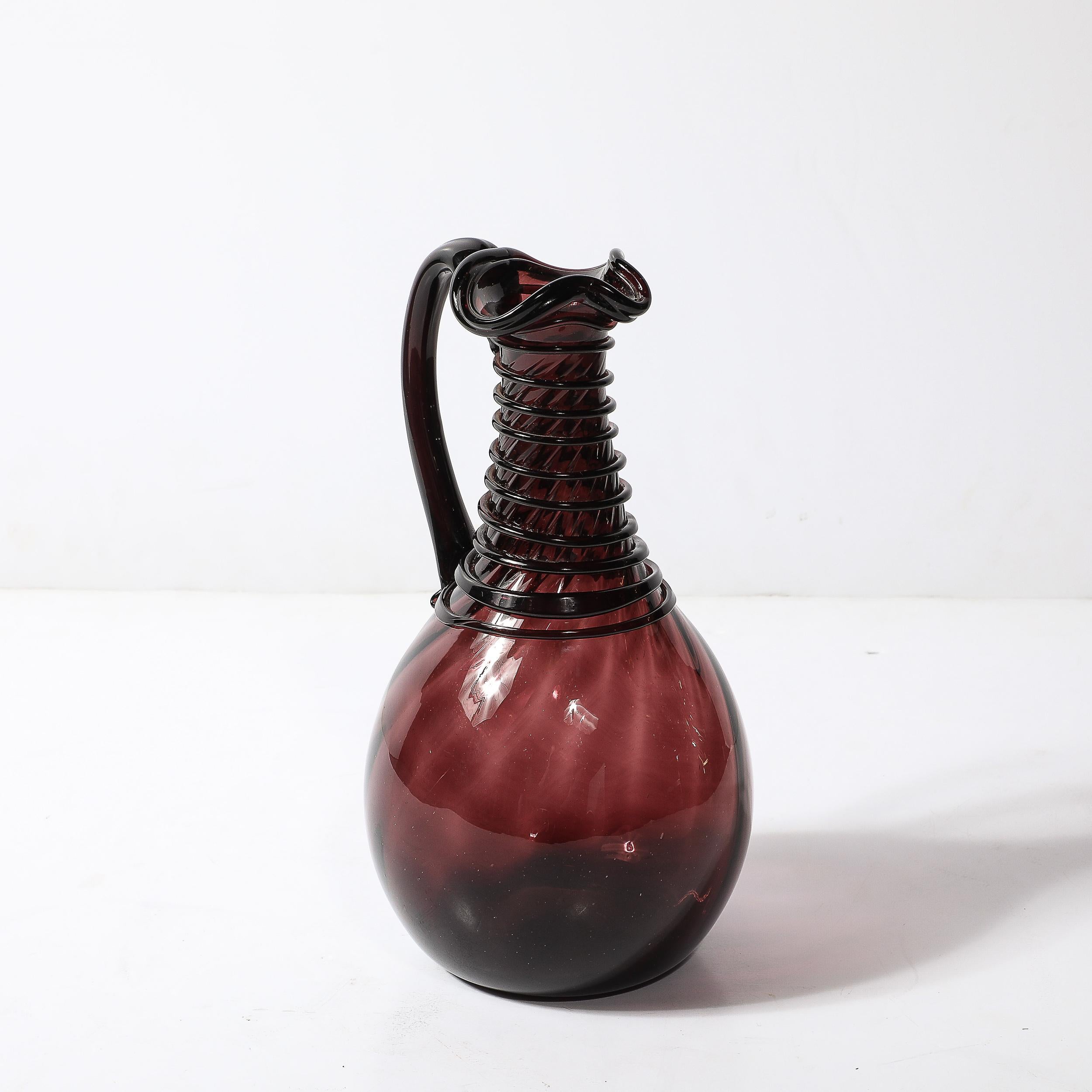 Milieu du XXe siècle Pichet moderniste du milieu du siècle en verre améthyste fumé soufflé à la main avec détails en spirale en vente