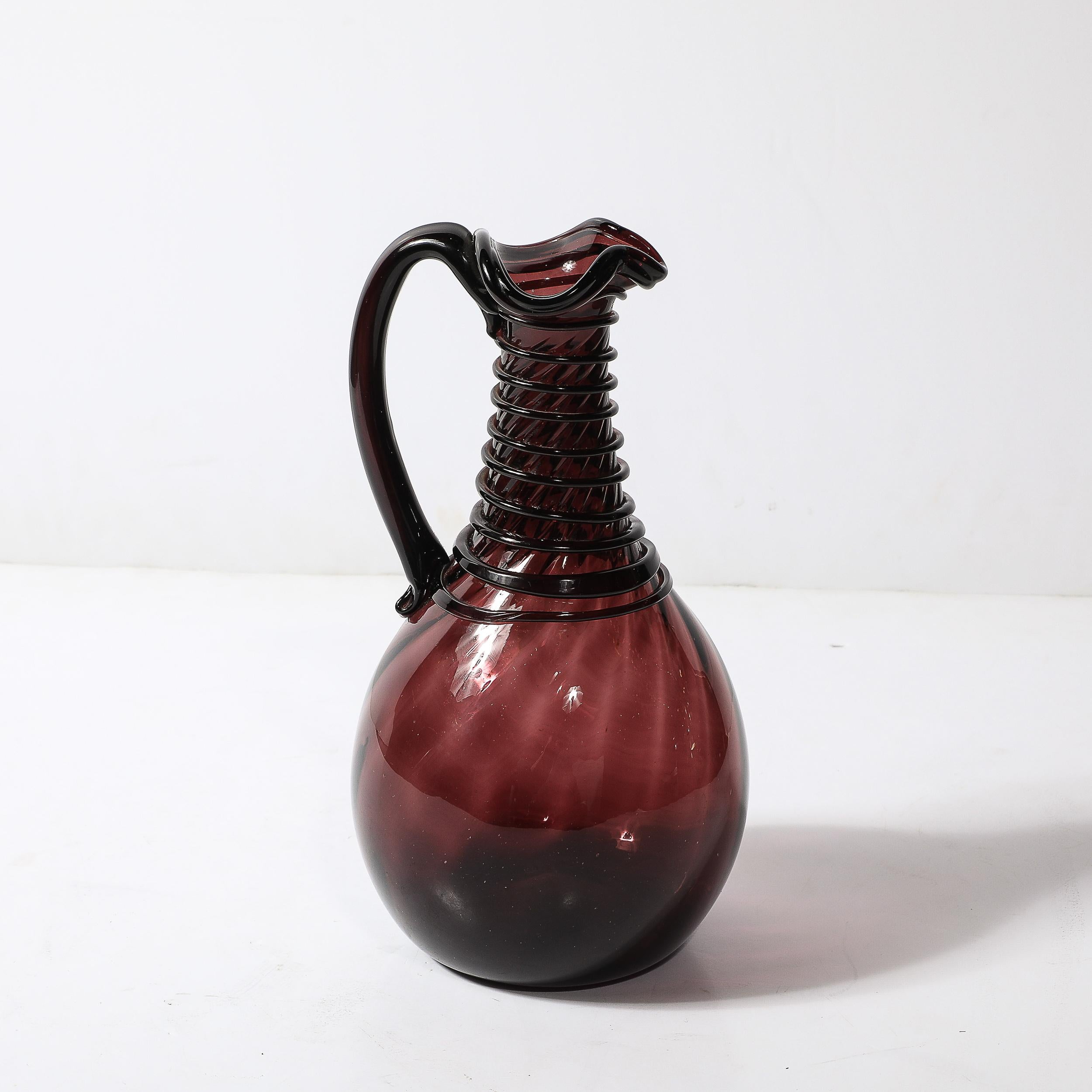 Verre Pichet moderniste du milieu du siècle en verre améthyste fumé soufflé à la main avec détails en spirale en vente