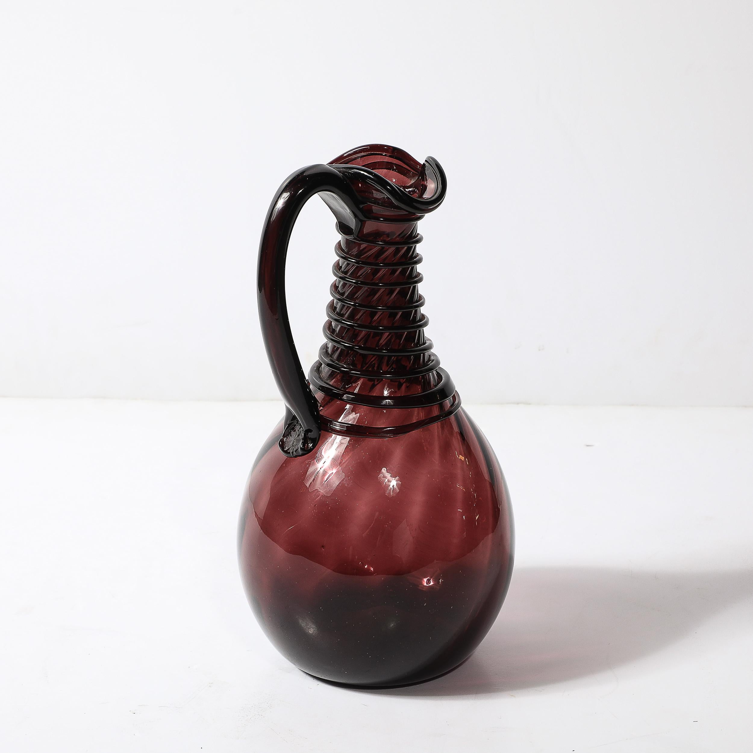 Pichet moderniste du milieu du siècle en verre améthyste fumé soufflé à la main avec détails en spirale en vente 1