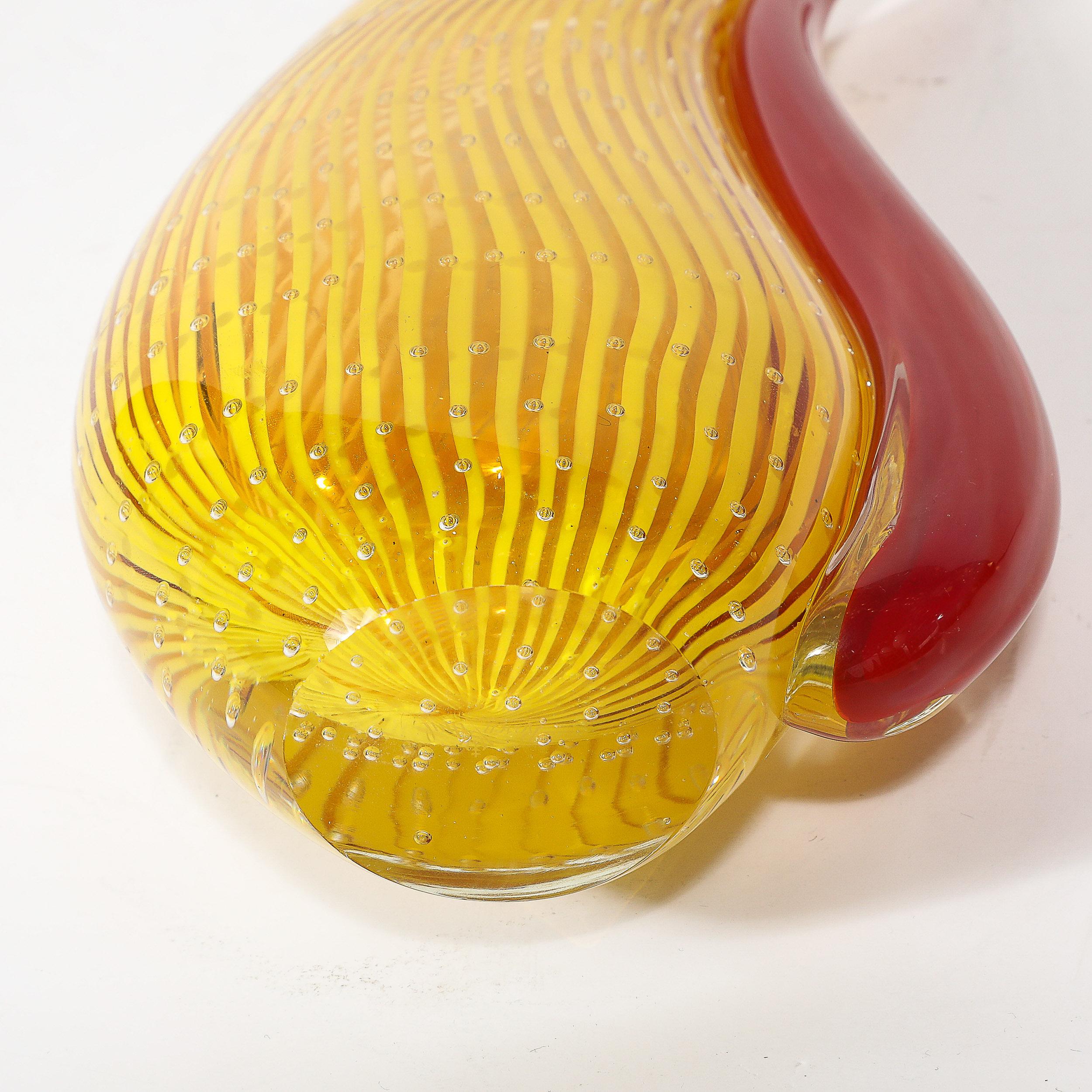 Vaso di vetro a goccia soffiato a mano di stile modernista di metà secolo in giallo e scarlatto in vendita 5