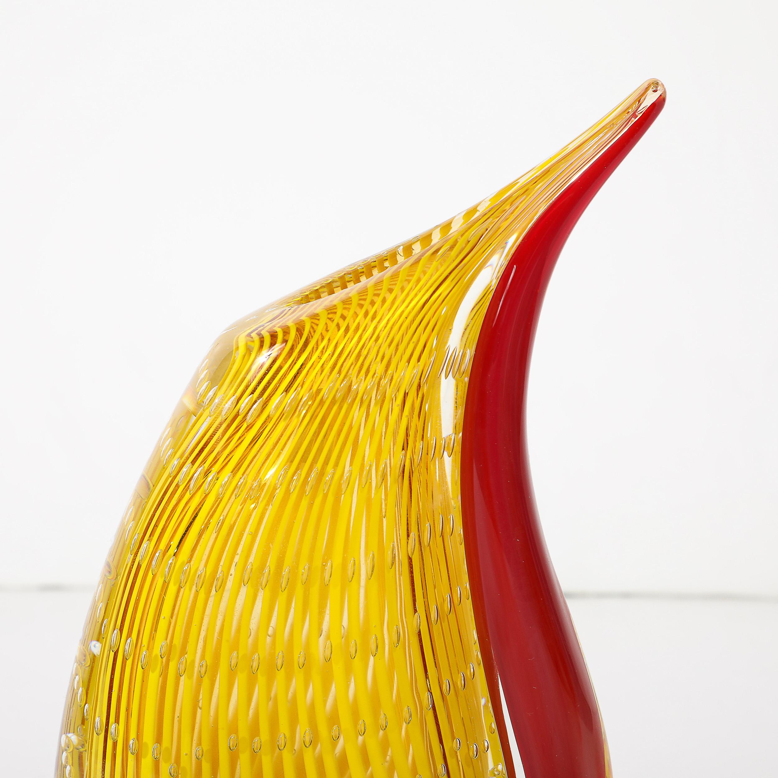 Mid-Century moderno Vaso di vetro a goccia soffiato a mano di stile modernista di metà secolo in giallo e scarlatto in vendita