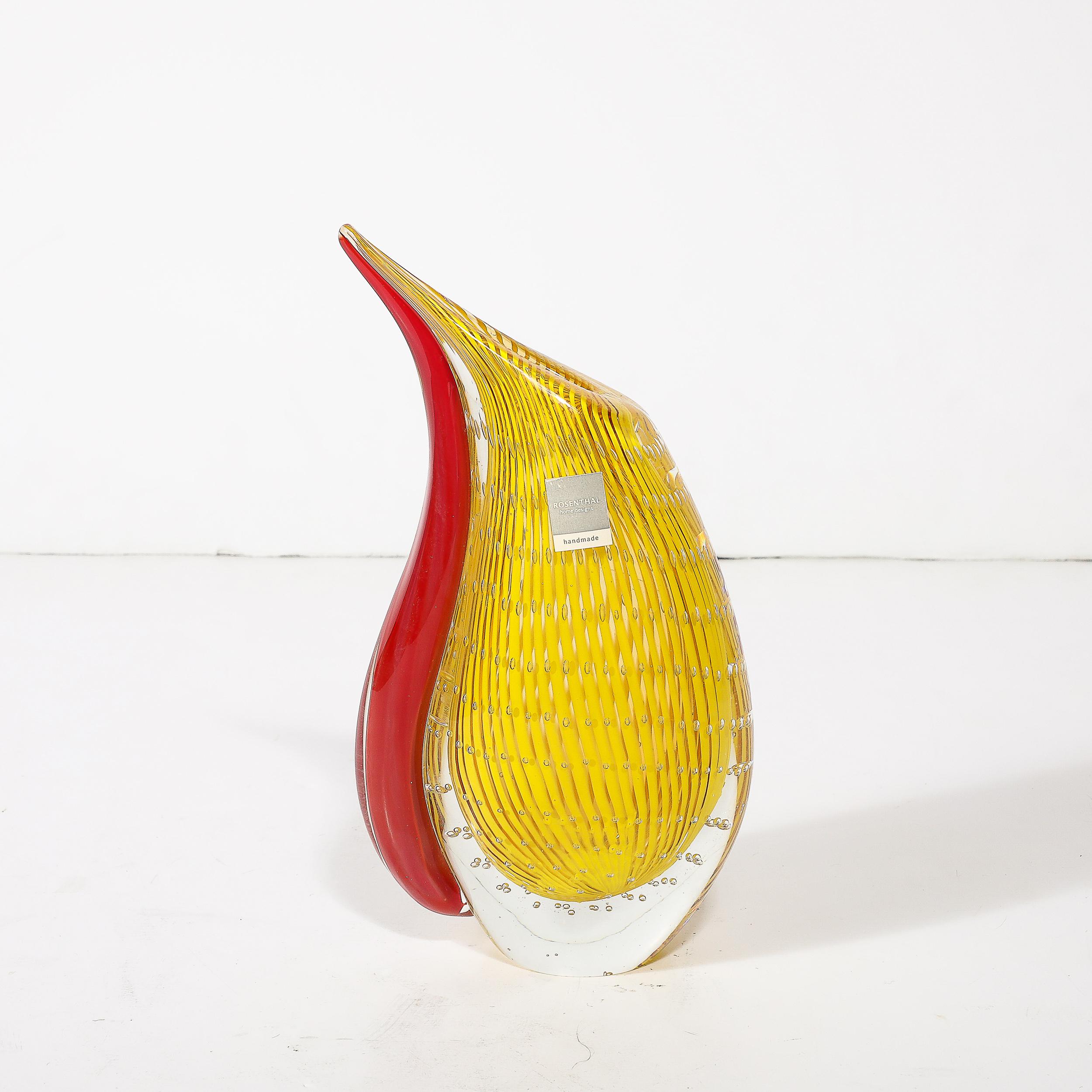 XX secolo Vaso di vetro a goccia soffiato a mano di stile modernista di metà secolo in giallo e scarlatto in vendita