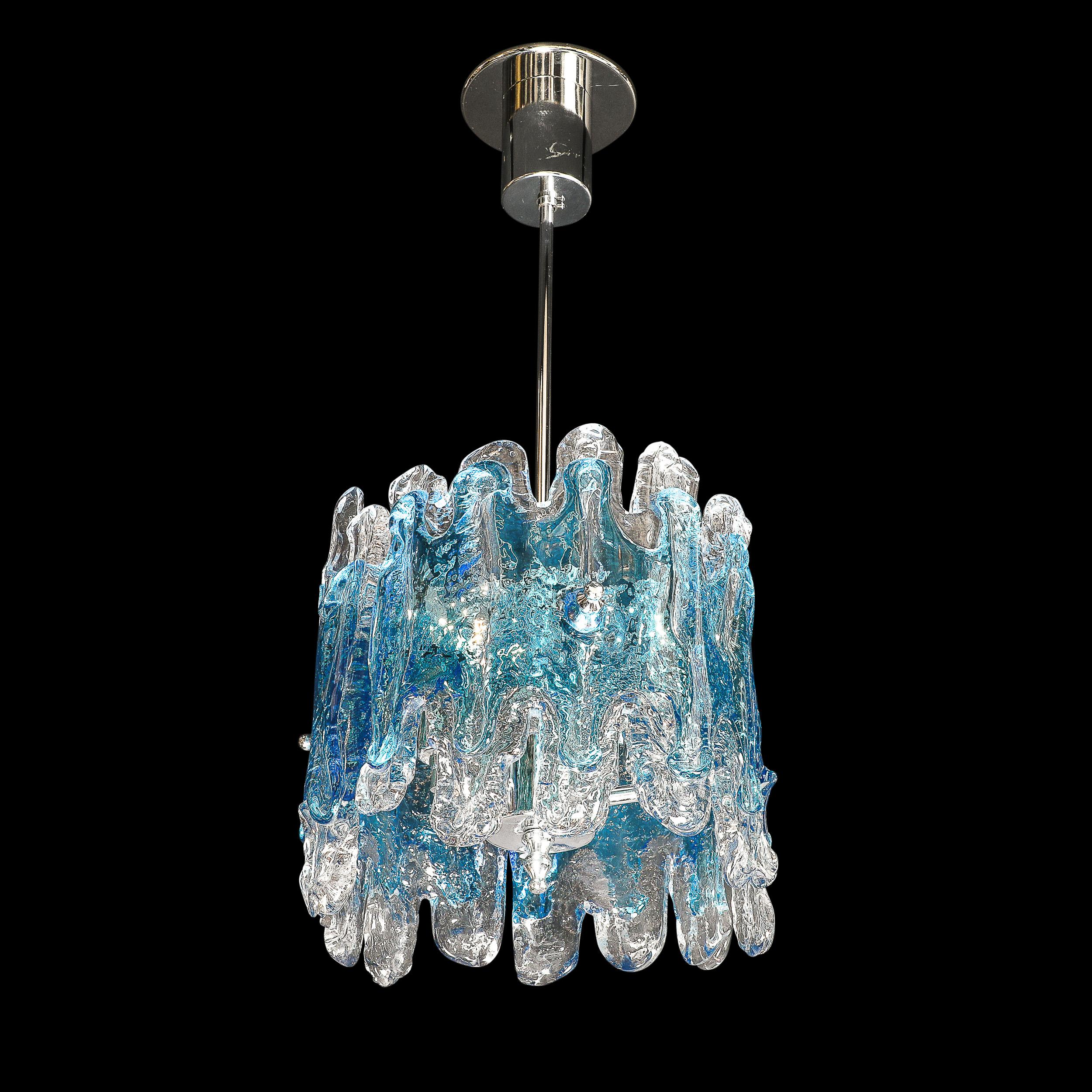 Représentation saisissante du design moderniste italien, ce lustre suspendu en verre de Murano soufflé à la main présente des abat-jour en verre à éclats époustouflants, rendus en bleu outremer profond et en verre transparent avec une texture