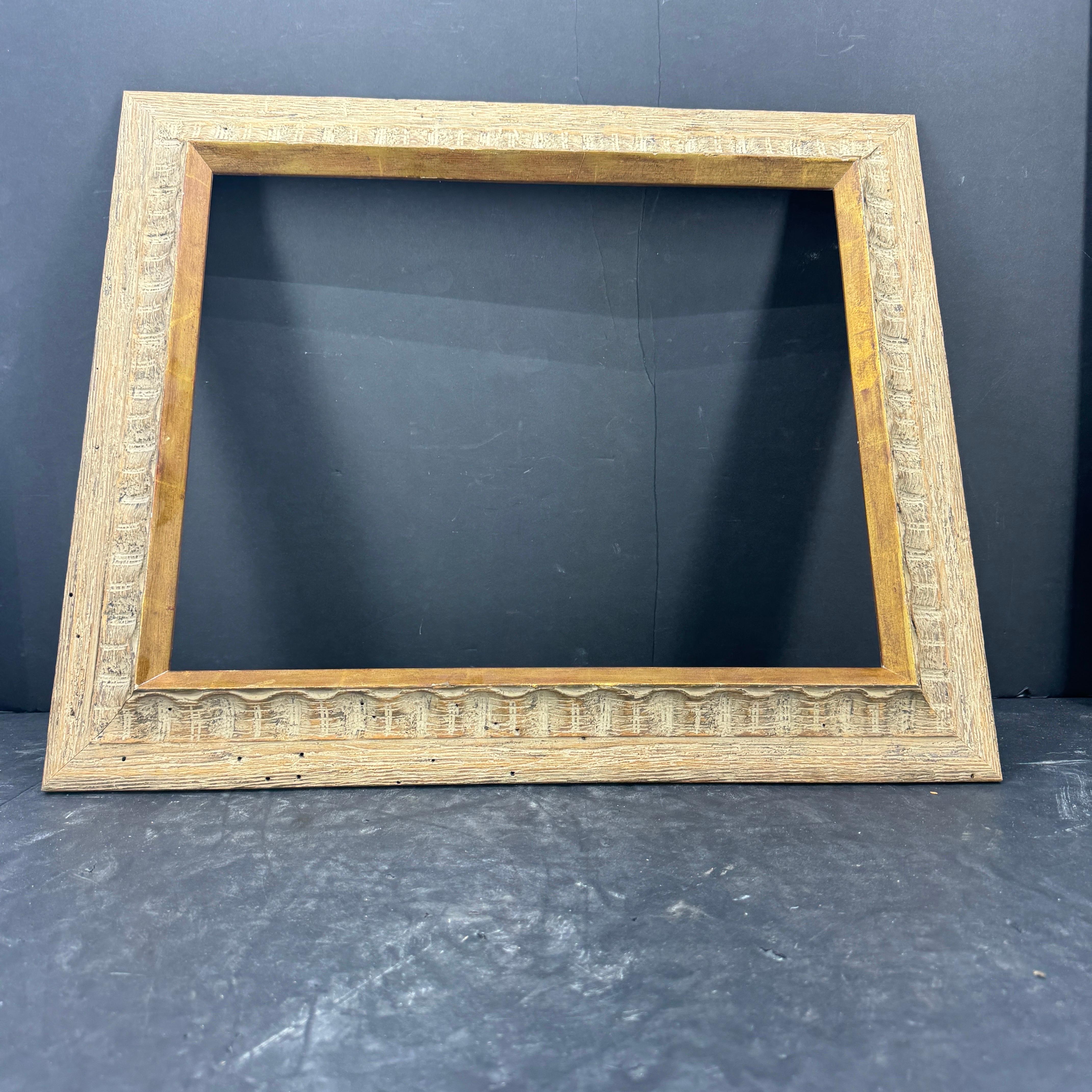 Marco festoneado modernista de madera tallada a mano con panel dorado

Marco de madera tallada a mano de mediados de siglo con bordes festoneados y acentuado con un panel dorado. Este impresionante marco sería el más adecuado para obras de arte
