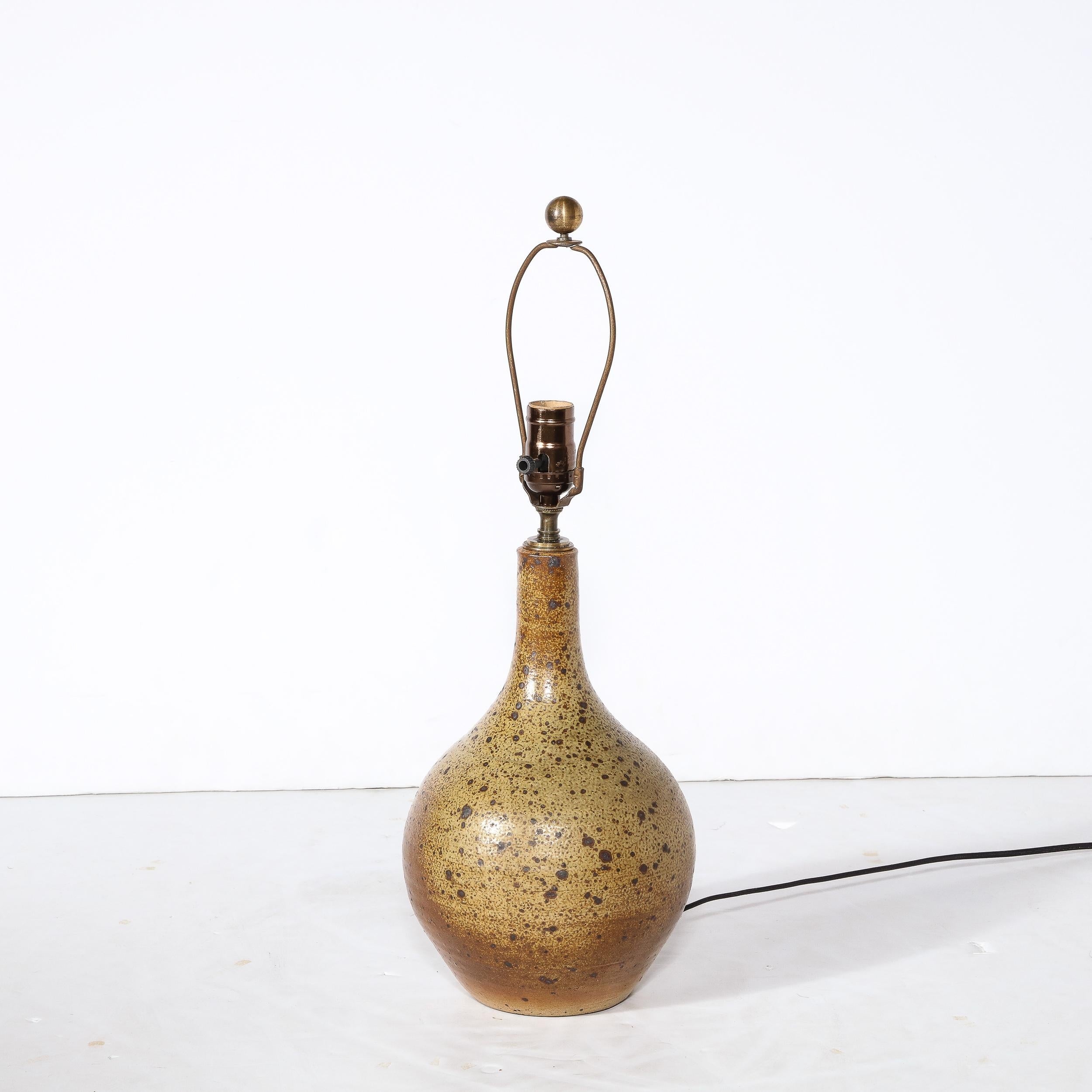 Lampe de bureau moderniste du milieu du siècle en céramique vernissée à la main avec détails volcaniques mouchetés en vente 3