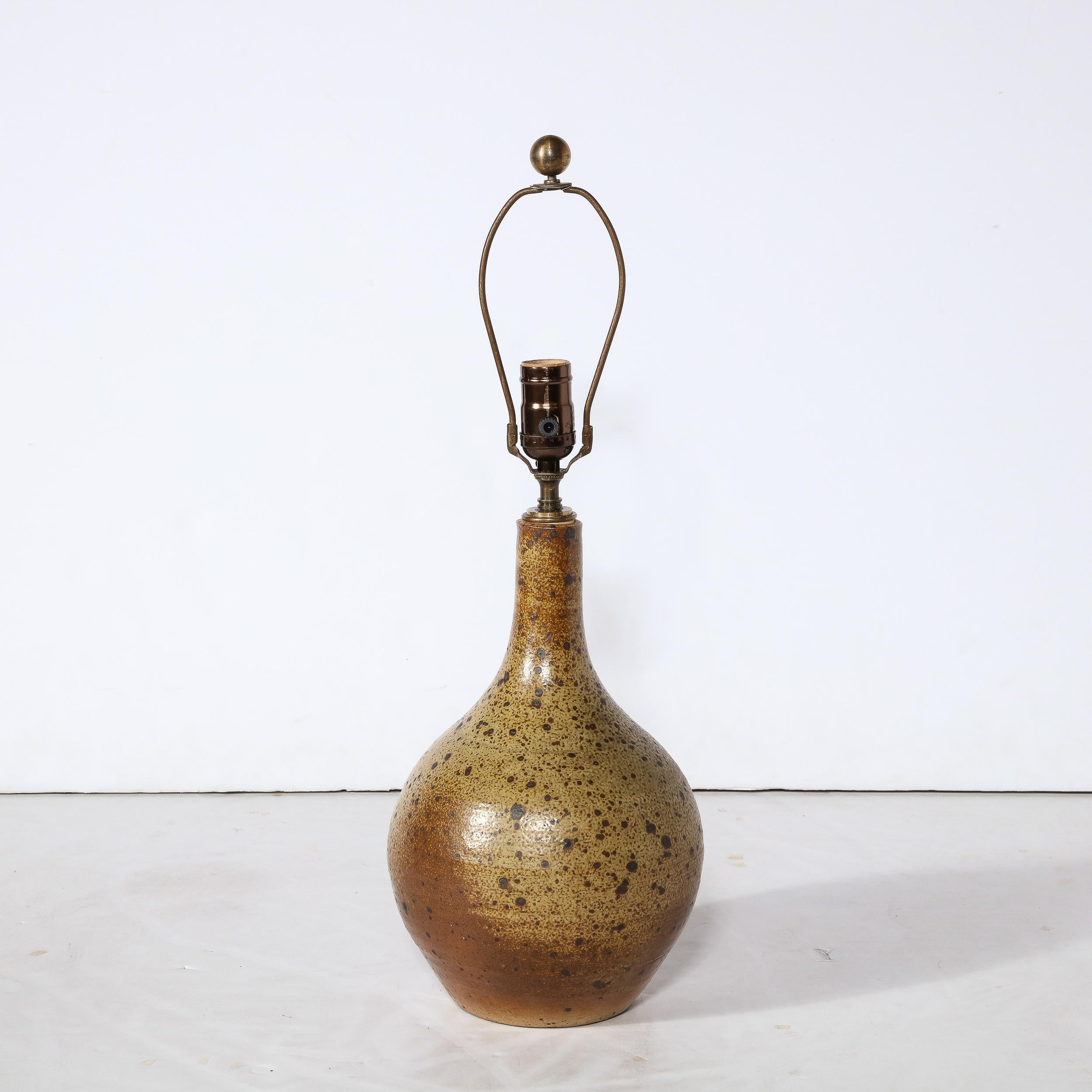 Français Lampe de bureau moderniste du milieu du siècle en céramique vernissée à la main avec détails volcaniques mouchetés en vente