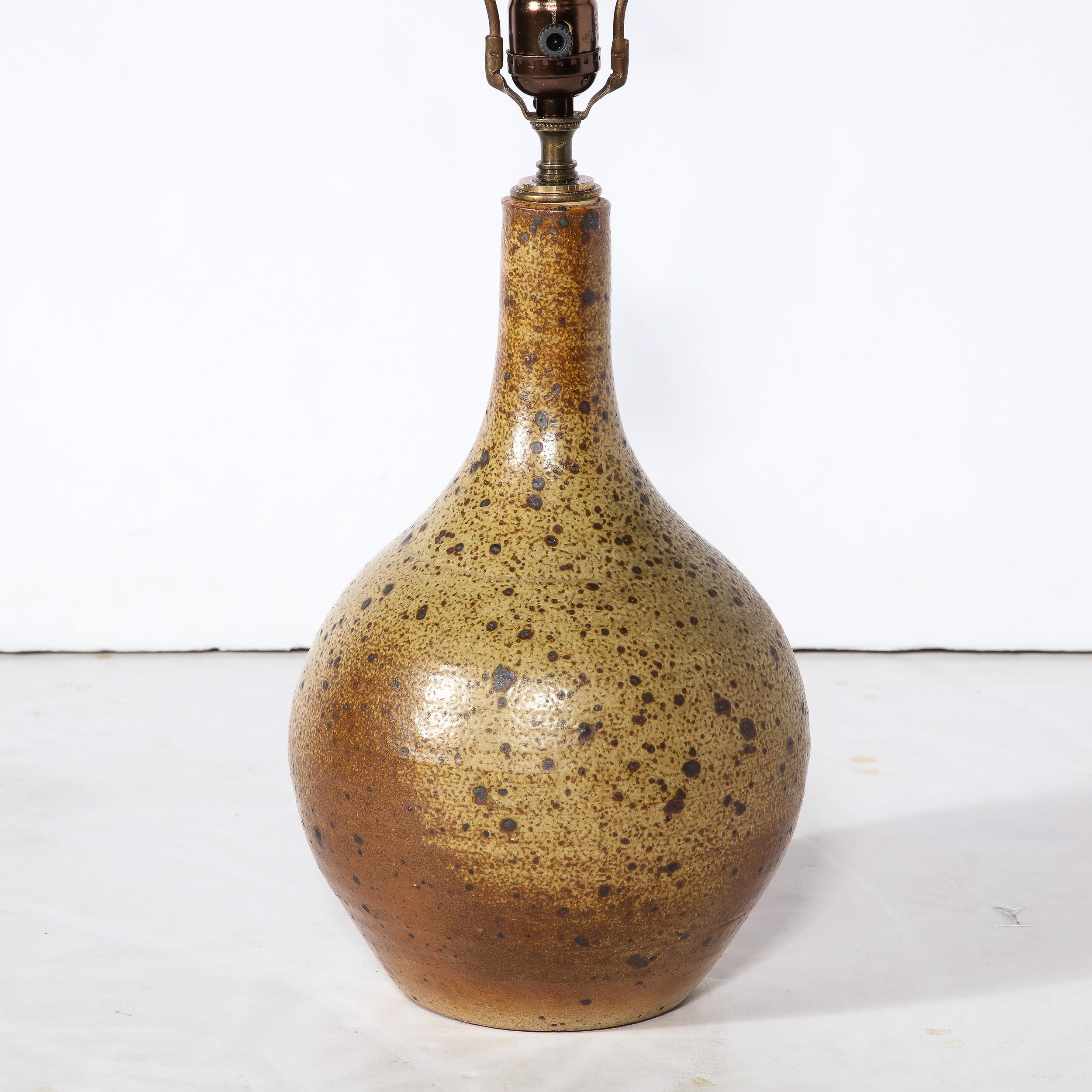 Lampe de bureau moderniste du milieu du siècle en céramique vernissée à la main avec détails volcaniques mouchetés Excellent état - En vente à New York, NY