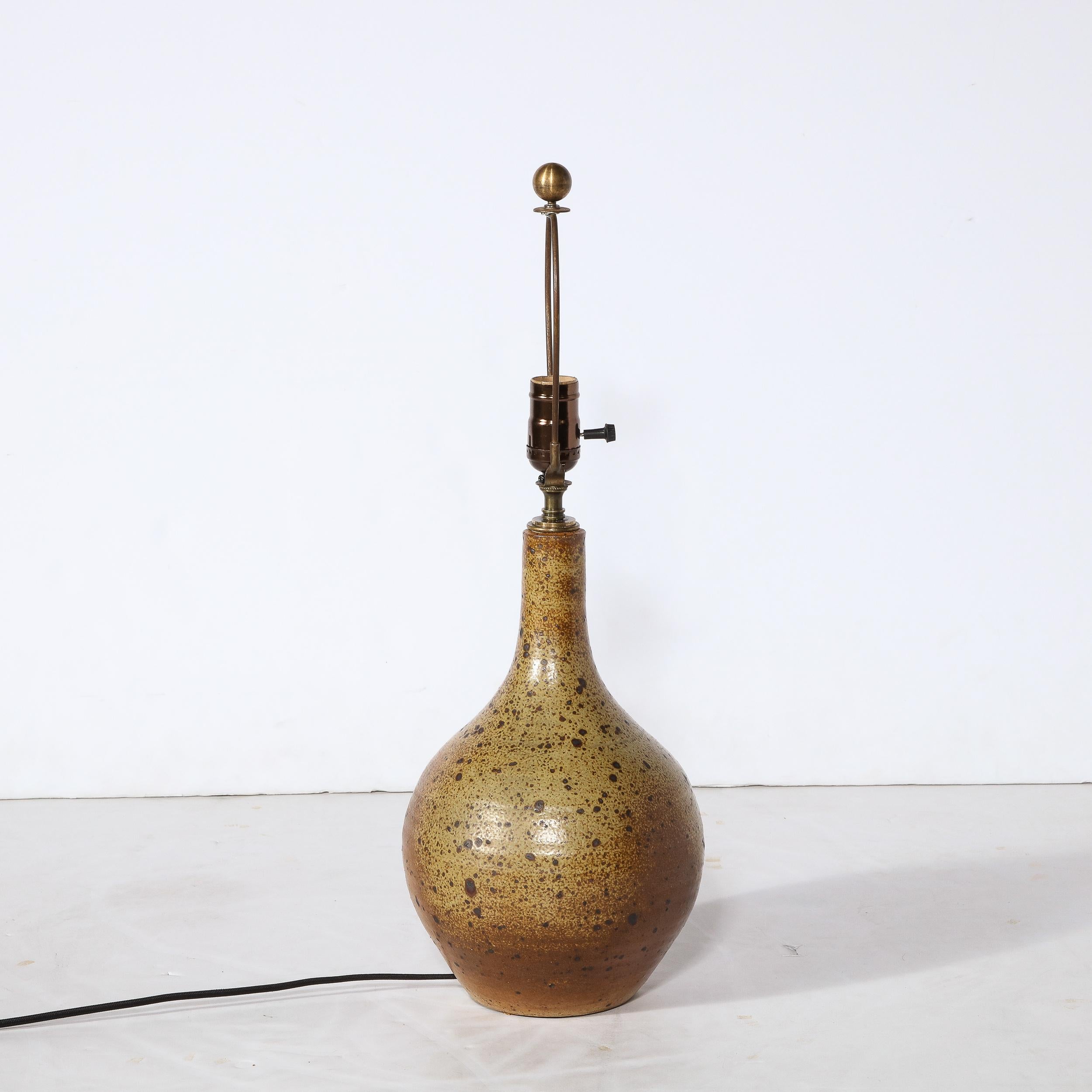 Milieu du XXe siècle Lampe de bureau moderniste du milieu du siècle en céramique vernissée à la main avec détails volcaniques mouchetés en vente