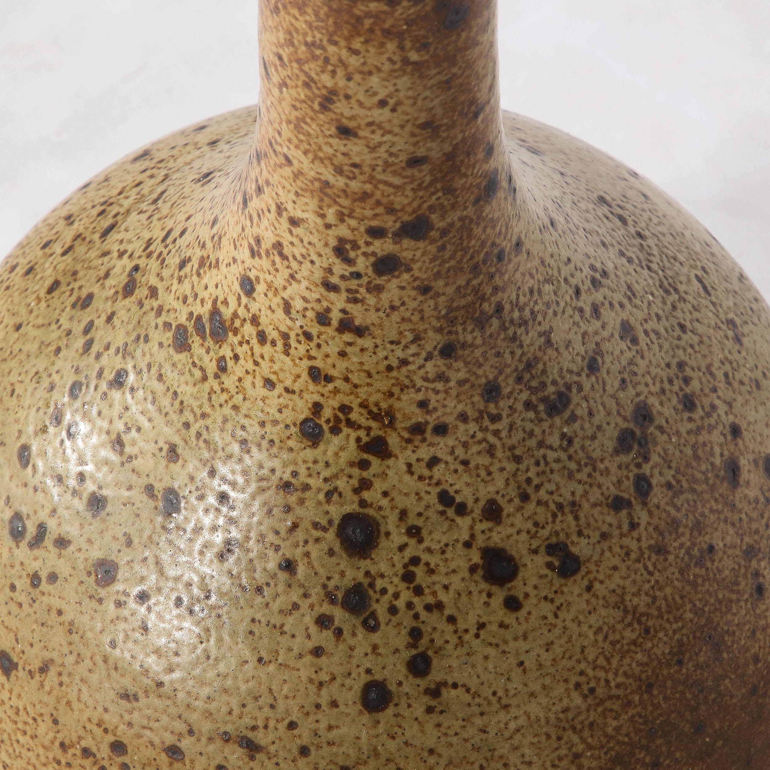 Mid-Century Modernist Hand-Glazed Ceramic Table Lamp w/ Speckled Volcanic Detail For Sale 3
