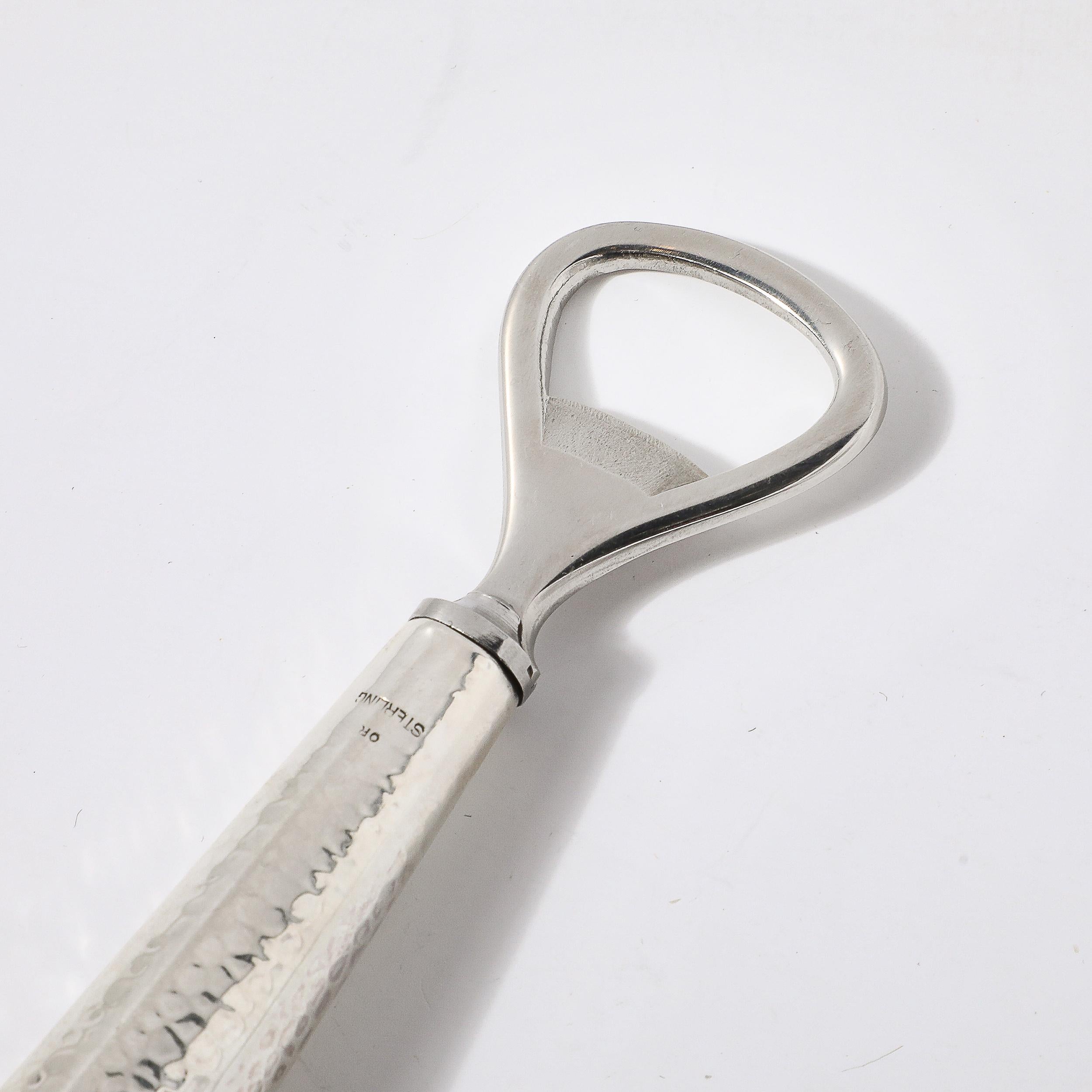 Mid-Century moderno Apribottiglie in argento sterling martellato a mano in stile modernista del metà secolo in vendita