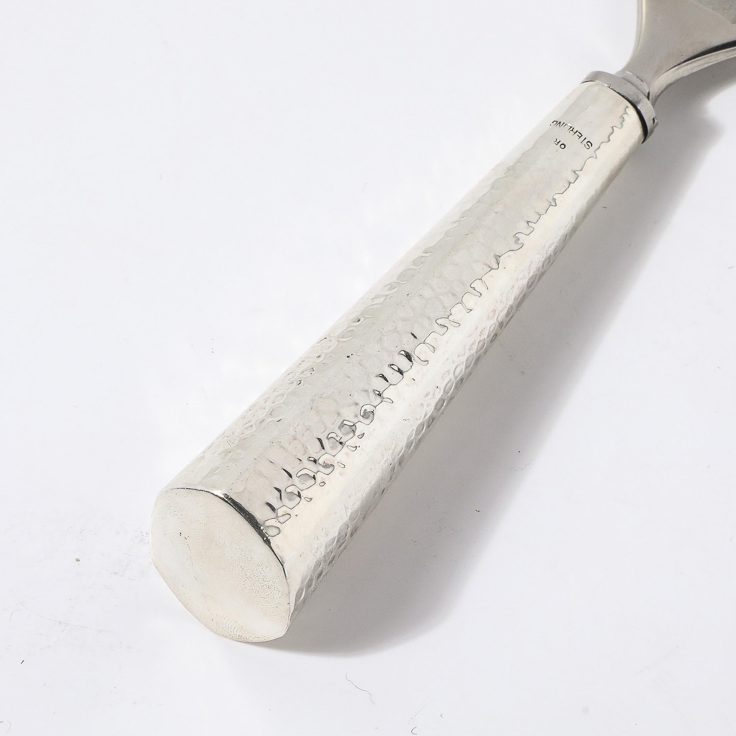 Americano Apribottiglie in argento sterling martellato a mano in stile modernista del metà secolo in vendita
