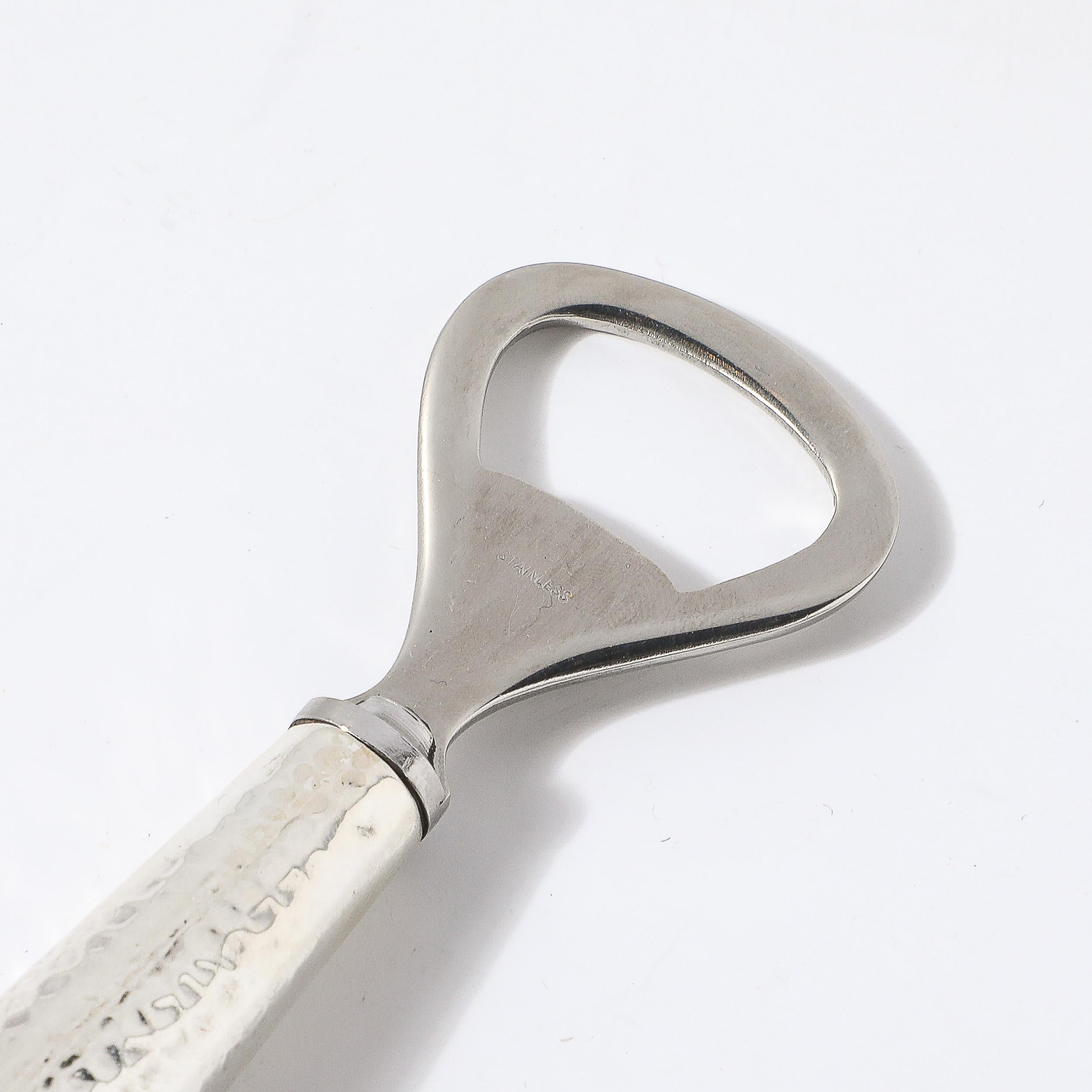 Metà XX secolo Apribottiglie in argento sterling martellato a mano in stile modernista del metà secolo in vendita