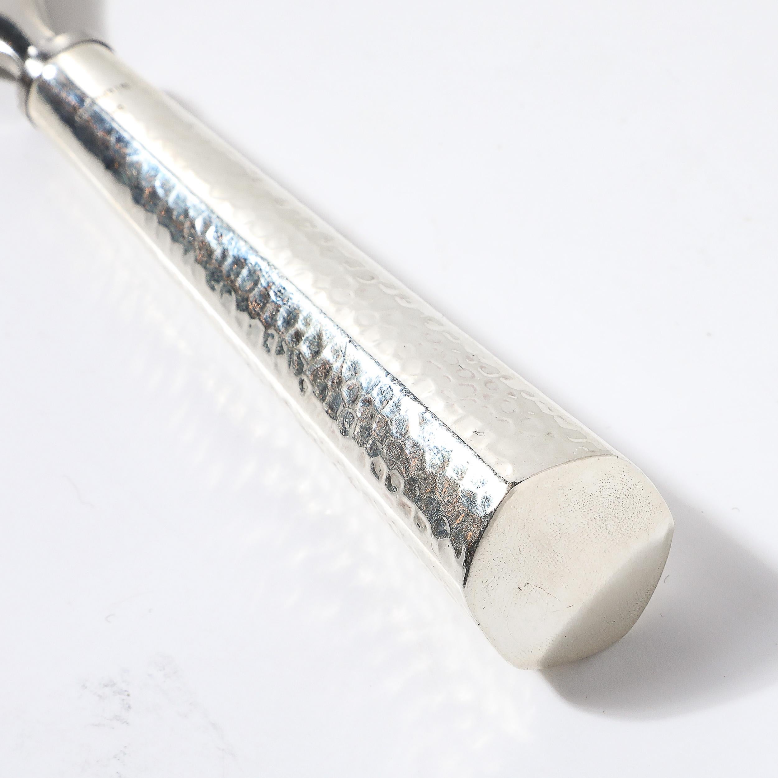 Apribottiglie in argento sterling martellato a mano in stile modernista del metà secolo in vendita 1