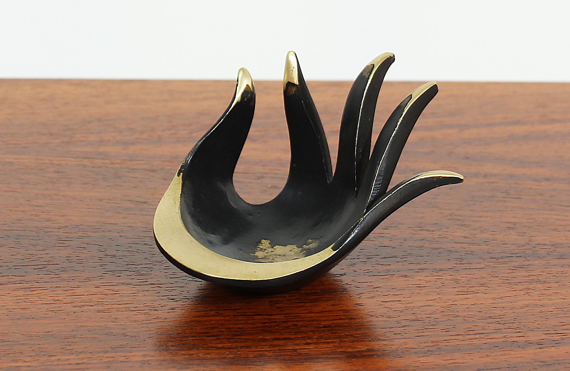 Modernist hand sculpture designed and manufactured in Taxco, Mexico circa 1960s. This sculpture carved with precision is made of brass showing a beautiful black patina throughout. This versatile item could be used as an ashtray, a ring holder, or