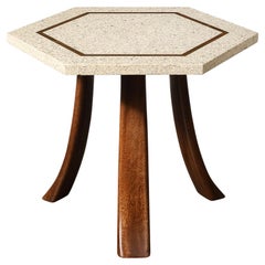 Table d'appoint hexagonale moderniste du milieu du siècle dernier en terrazzo par Harvey Probber