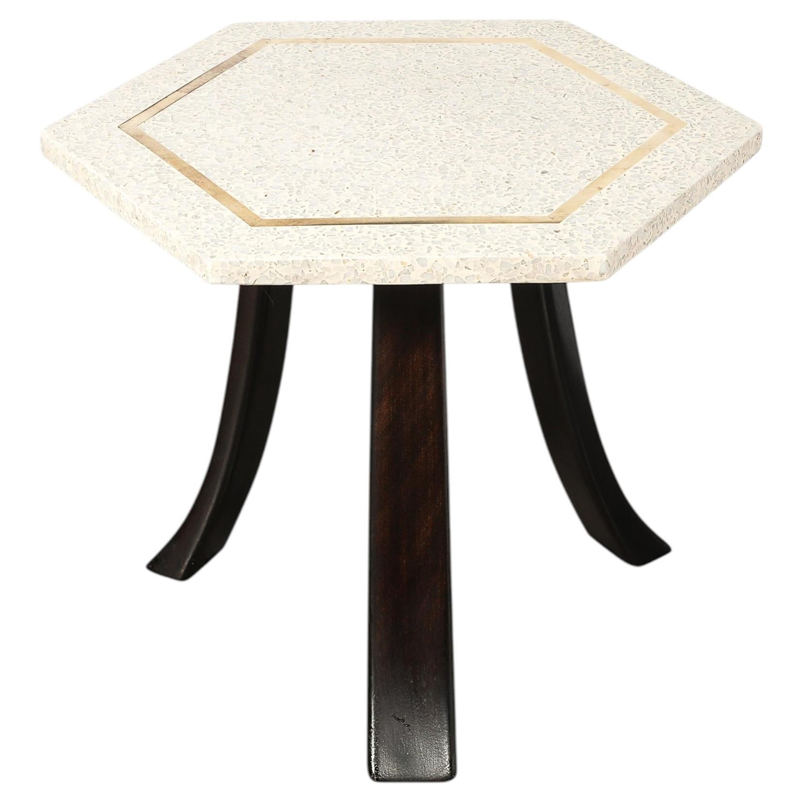 Table d'appoint hexagonale moderniste du milieu du siècle dernier en terrazzo par Harvey Probber
