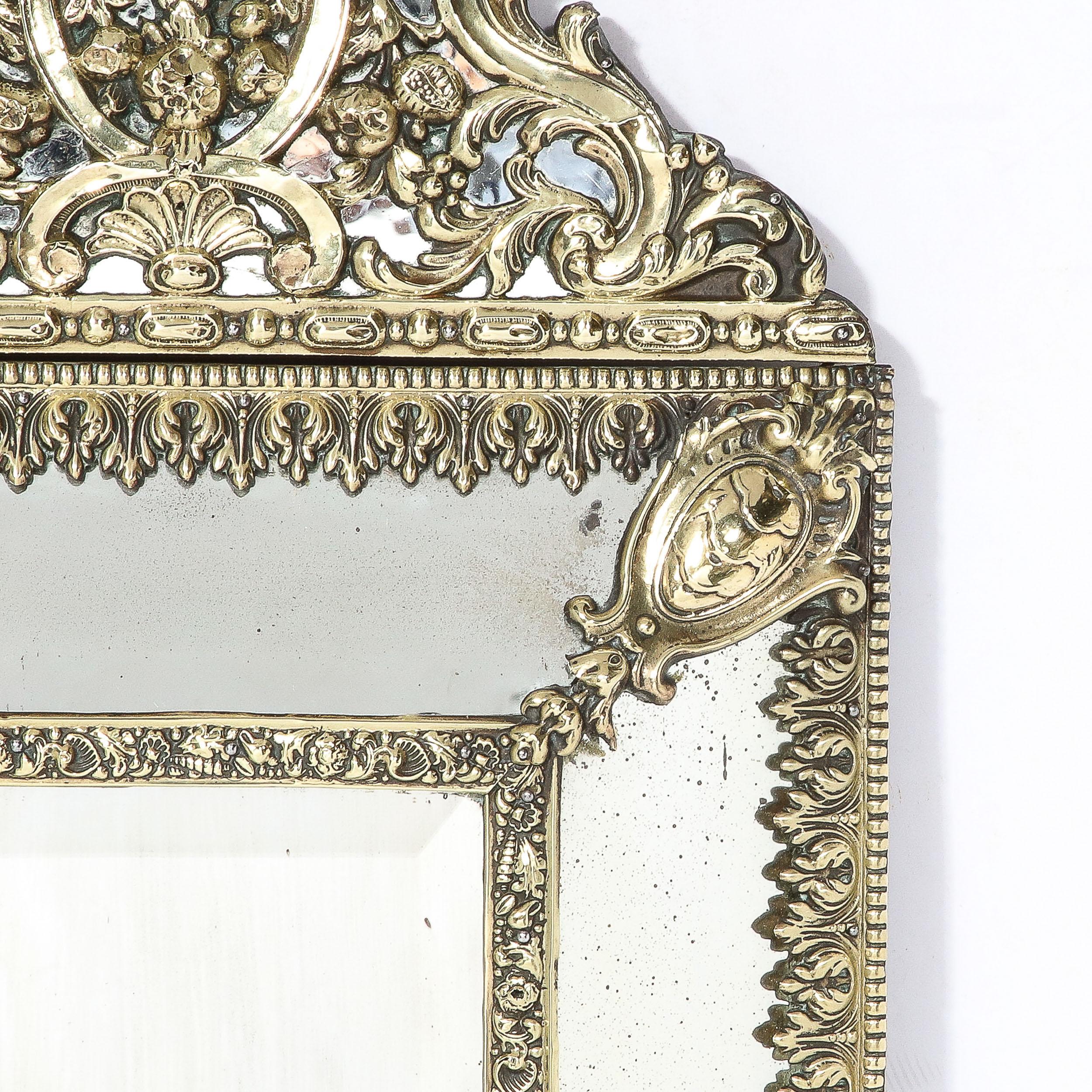 Mid-Century Modernist Hollywood Regency Vergoldete Reposse Antiquitäten-Spiegel (Moderne der Mitte des Jahrhunderts)