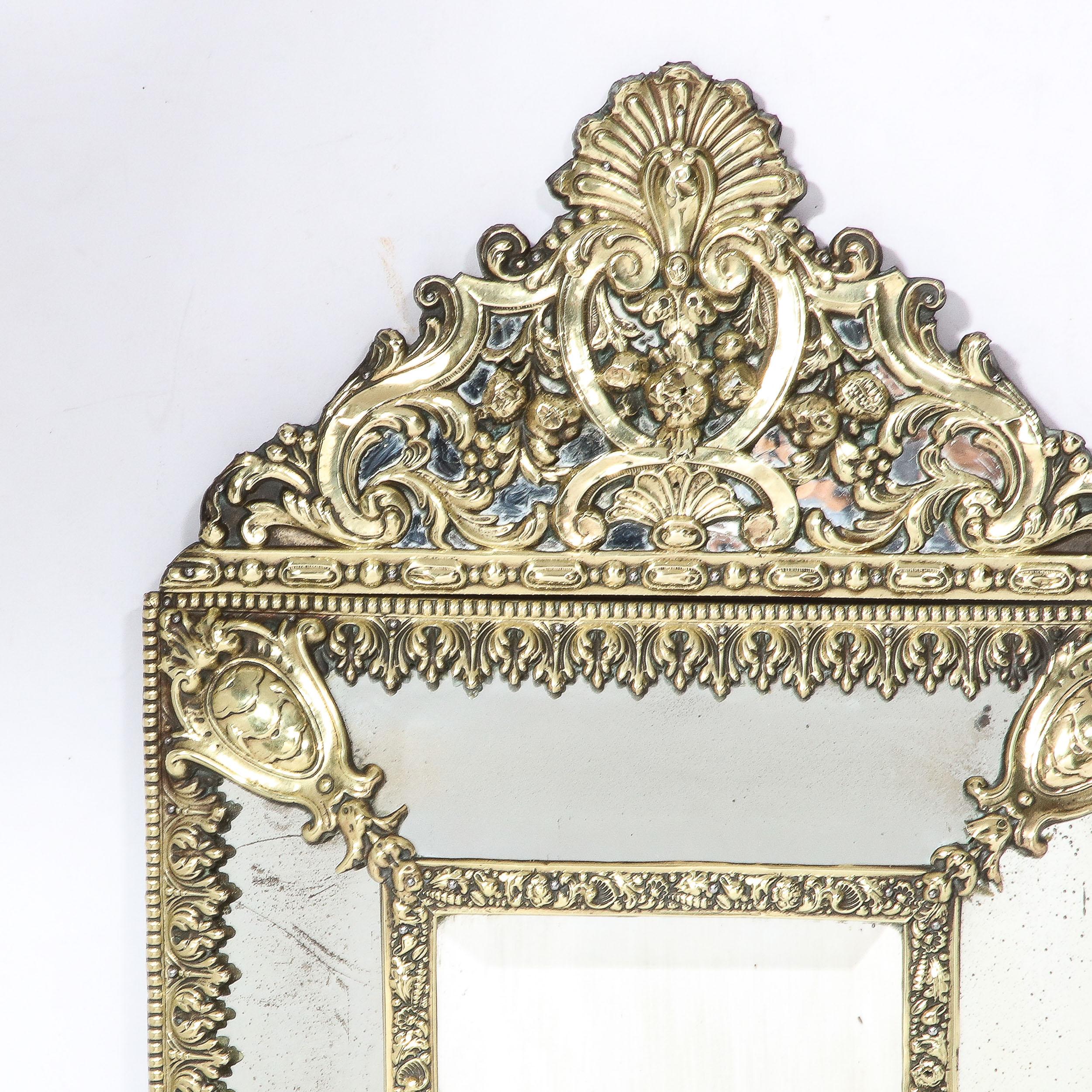 Mid-Century Modernist Hollywood Regency Vergoldete Reposse Antiquitäten-Spiegel im Zustand „Hervorragend“ in New York, NY