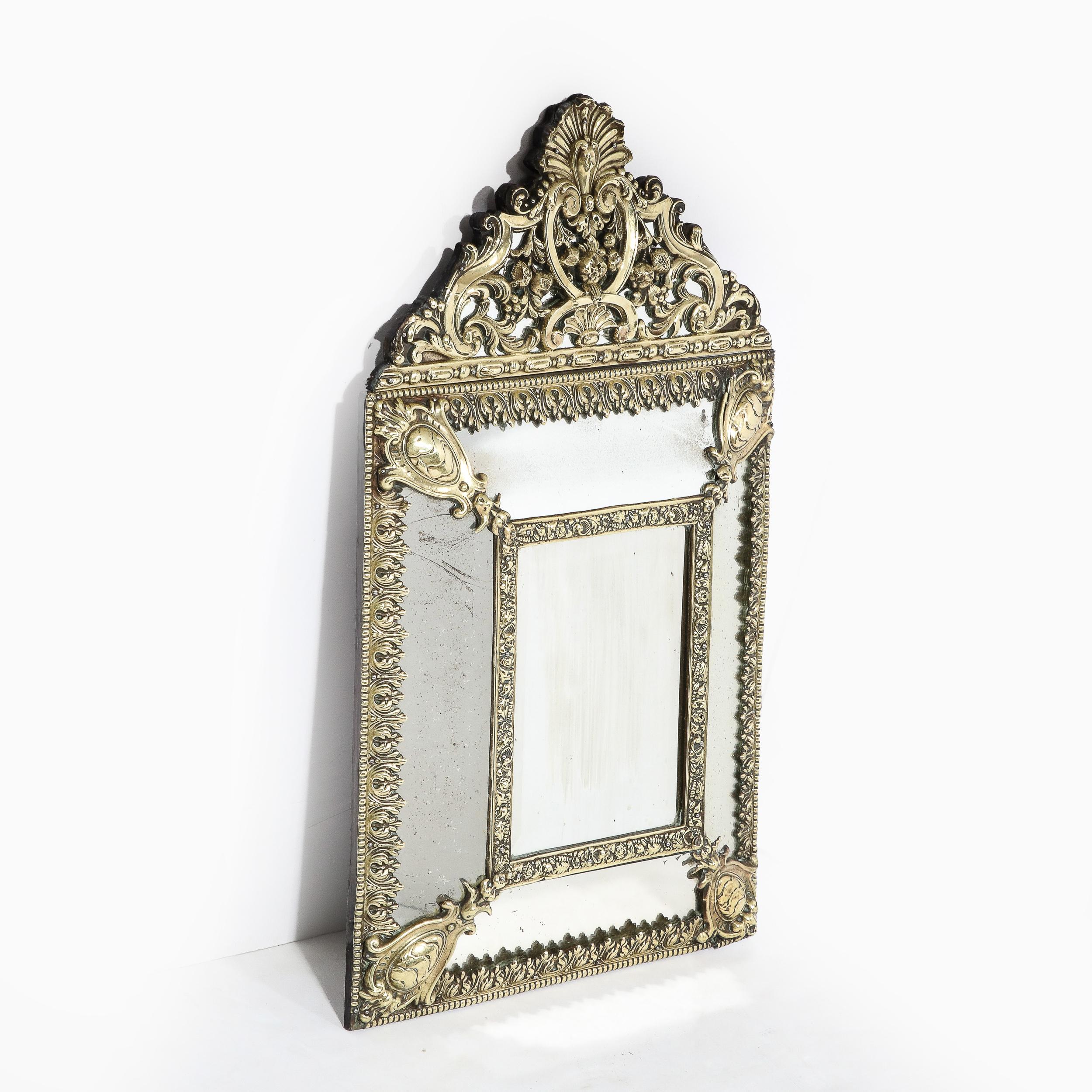Mid-Century Modernist Hollywood Regency Vergoldete Reposse Antiquitäten-Spiegel (Mitte des 20. Jahrhunderts)