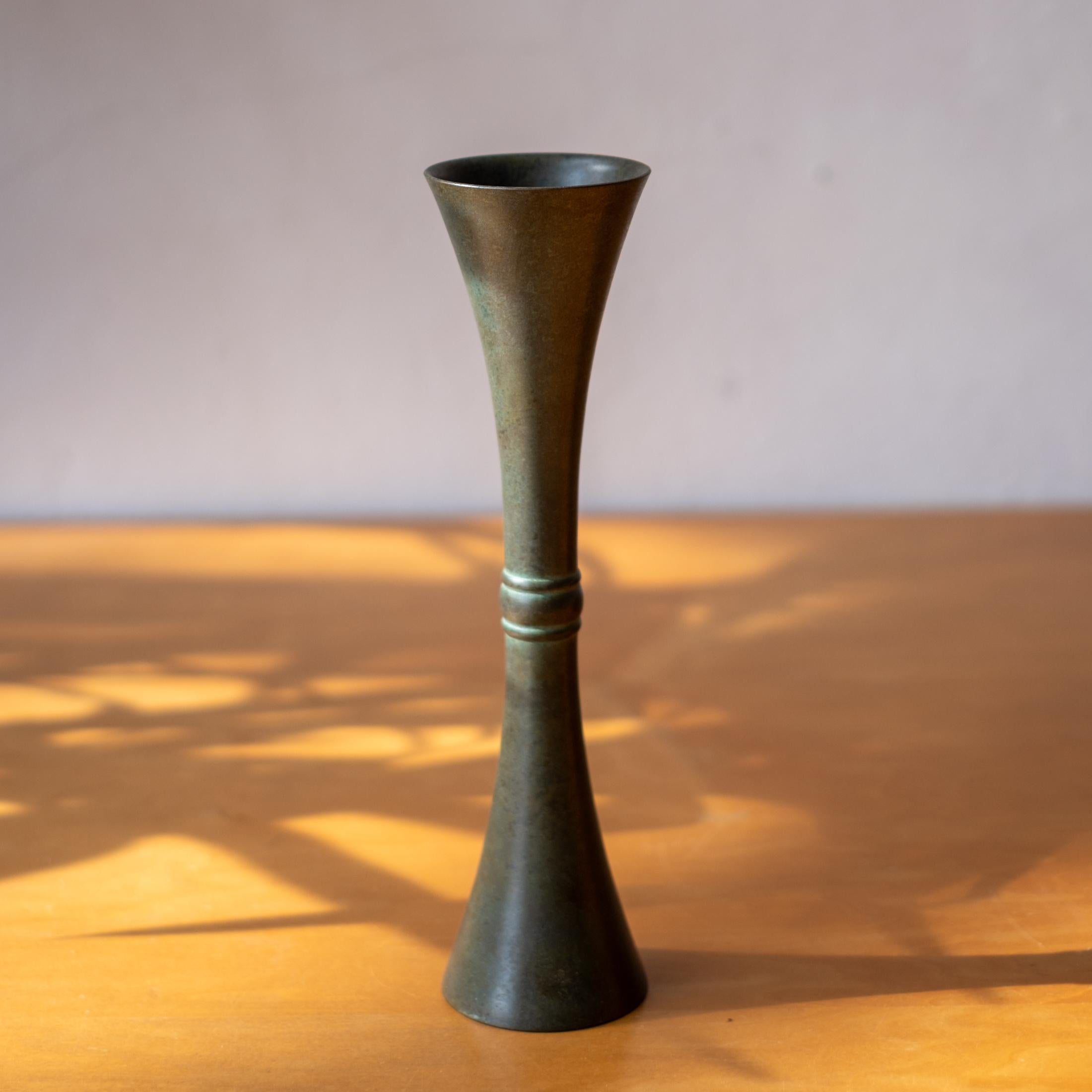 Vaso di bronzo giapponese modernista della metà del secolo scorso in vendita 4