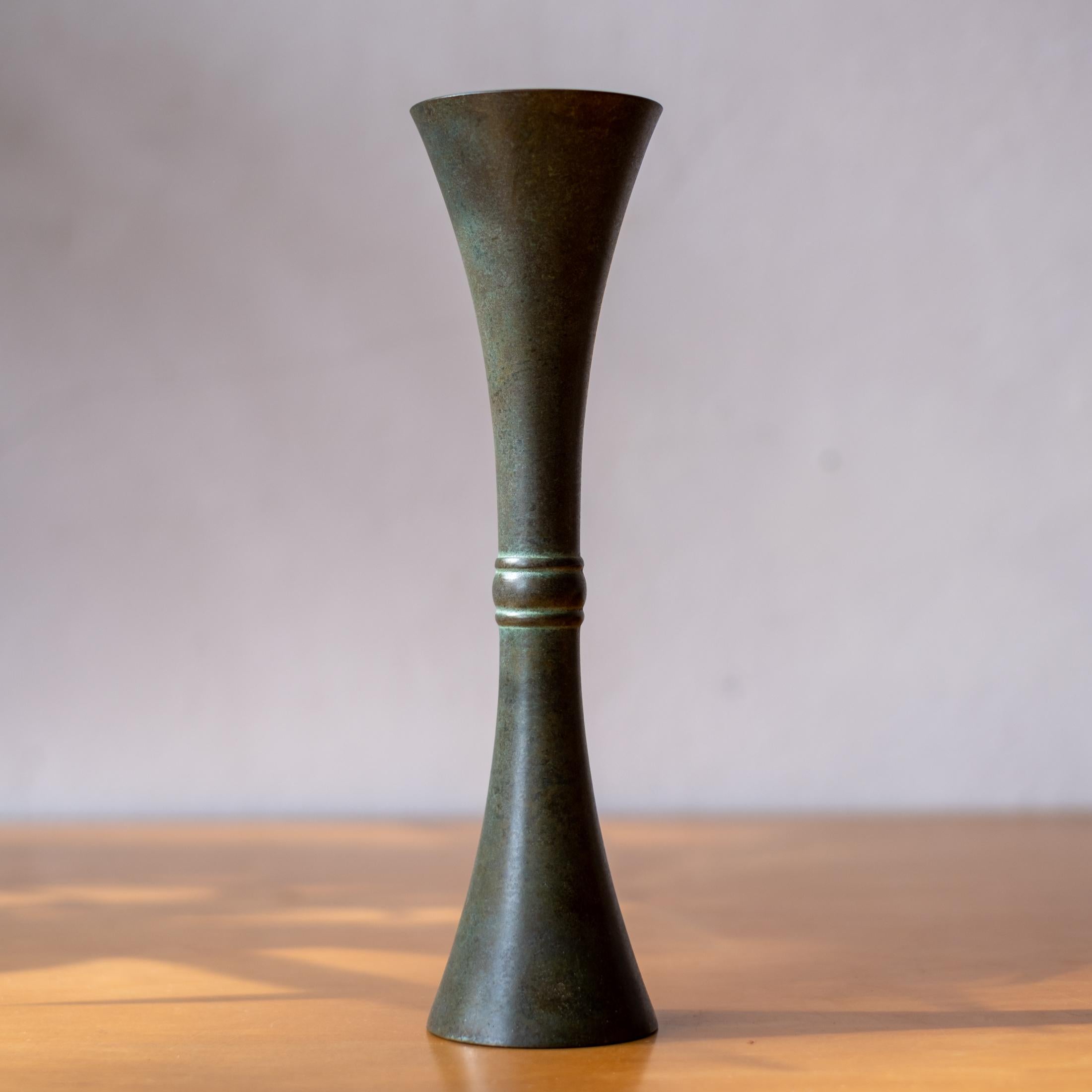 Vaso modernista in bronzo con una bella patina. Viene fornito nella scatola di presentazione originale firmata. Giappone.